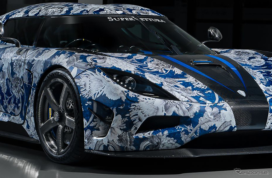 壁紙ブランドがハイパーカーを花柄ラッピング!? 大胆なケーニグセグ