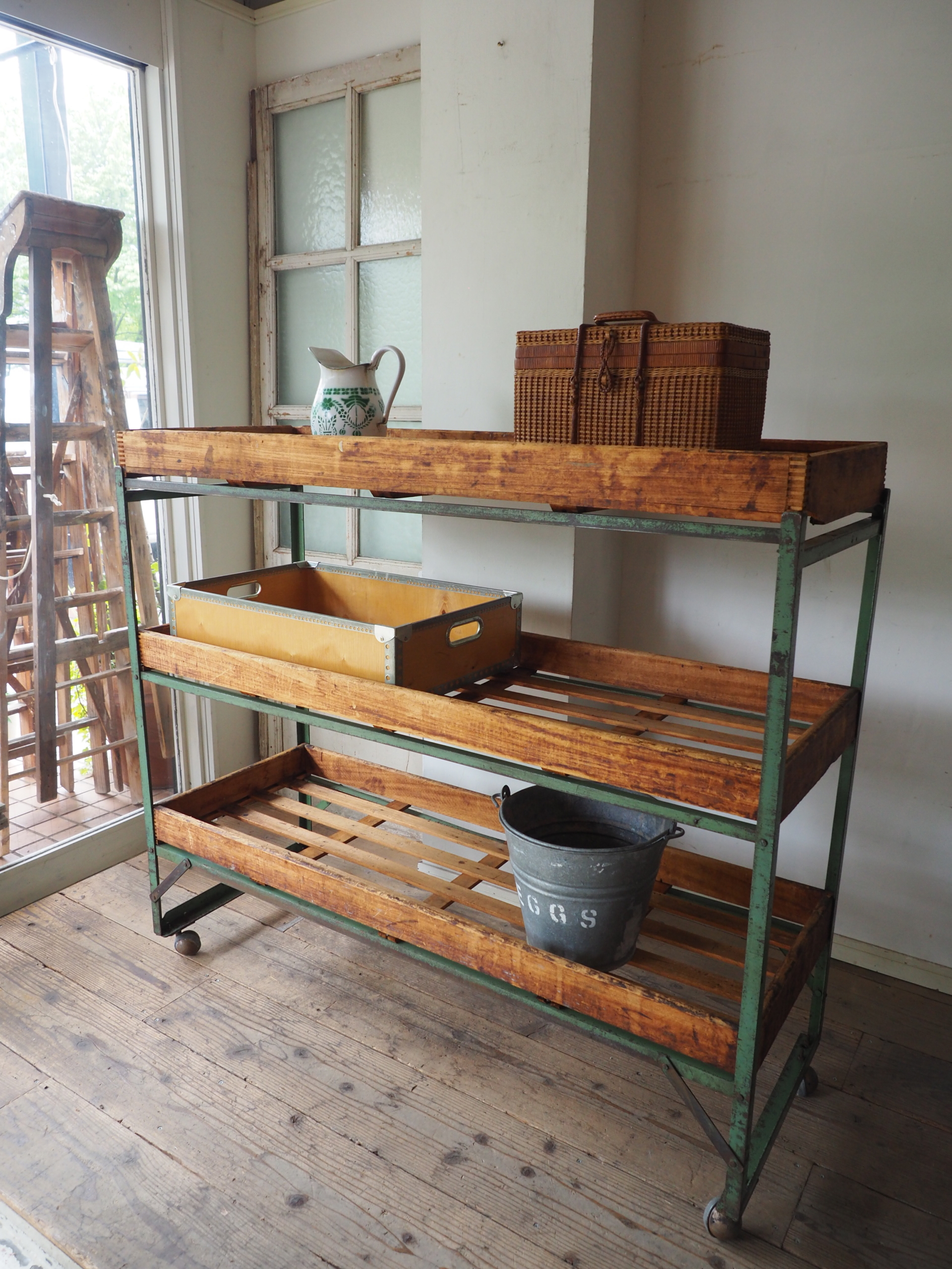 古いガラス引き戸棚 引出2杯 ゆらゆらガラス 収納棚 展示棚 | antiques