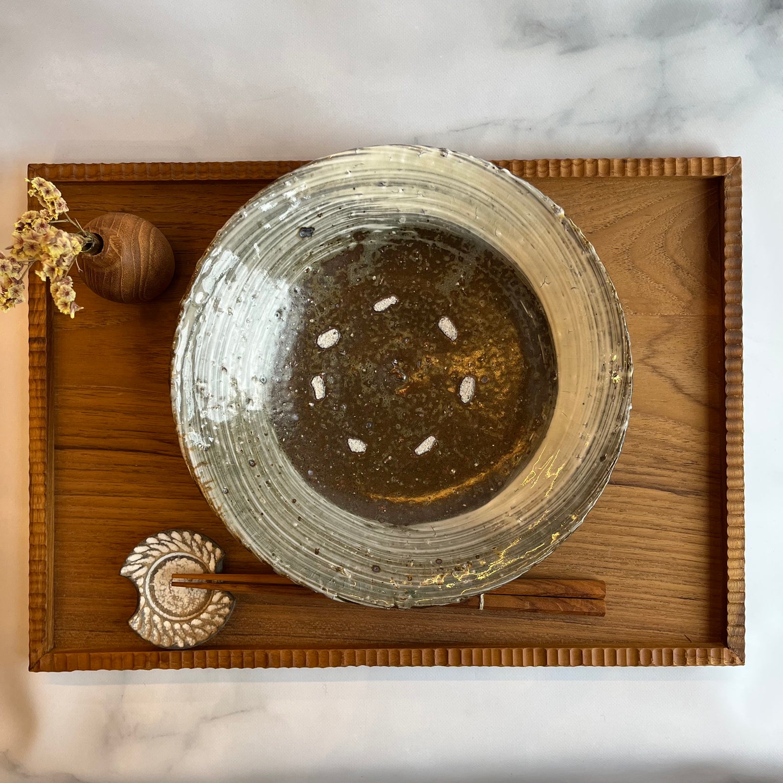 刷毛目 7寸浅鉢｜作家 額賀 円也 – nokaze｜陶器、和食器、うつわの通販