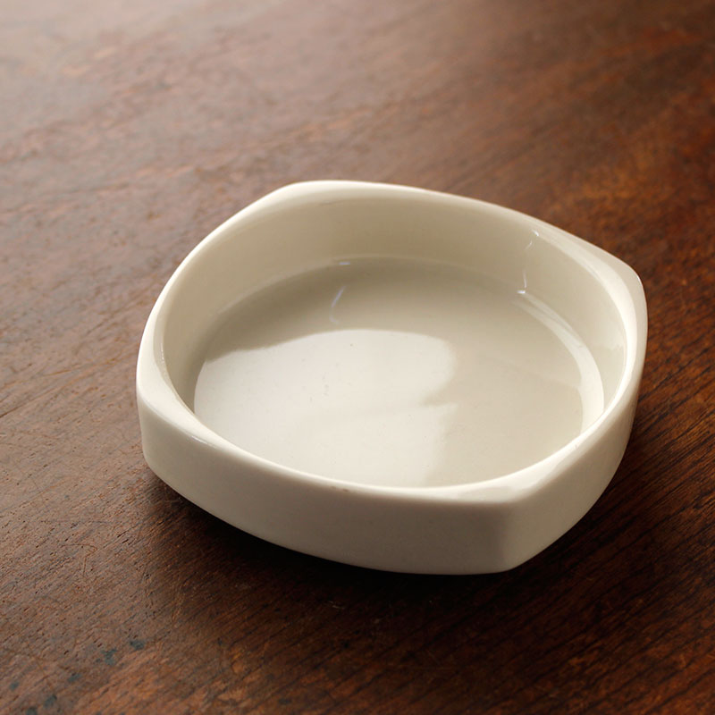 楽天市場】【アウトレット】白三角 灰皿 13.8cm×12.4cm×h2.7cm / 白い