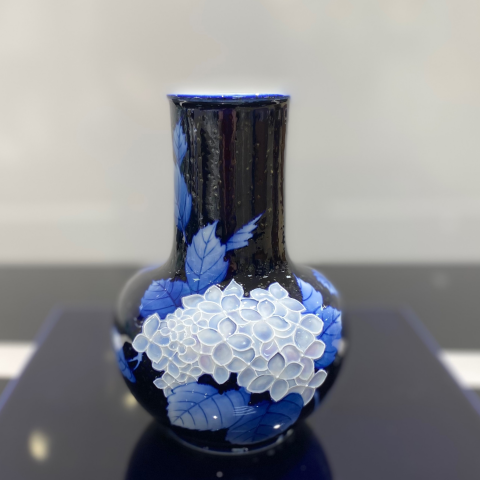 人間国宝 井上萬二監修】瑠璃地釉下彩紫陽花図 花生 | 深川製磁