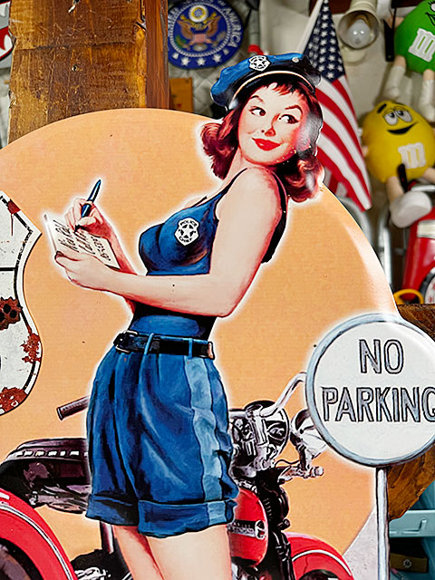 ポリスガール ピンナップガール エンボス ティンサイン □ アメリカン
