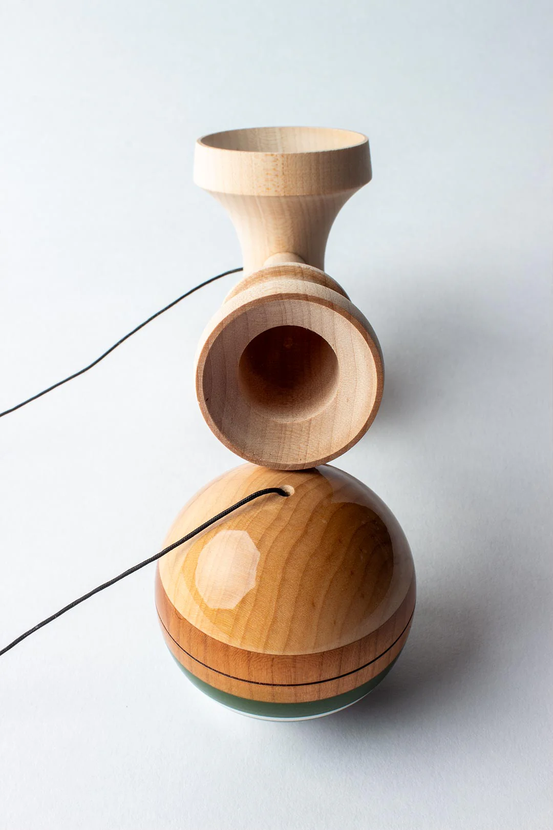 クラシックなストライプ柄とモダンな雰囲気が融合したけん玉