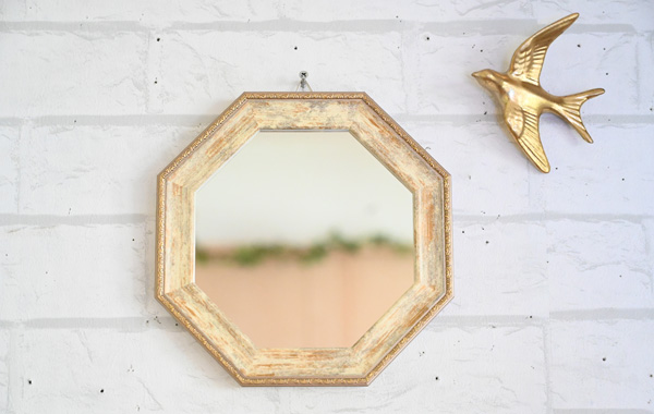 八角形の鏡を玄関に飾ると風水で開運に繋がると言われています