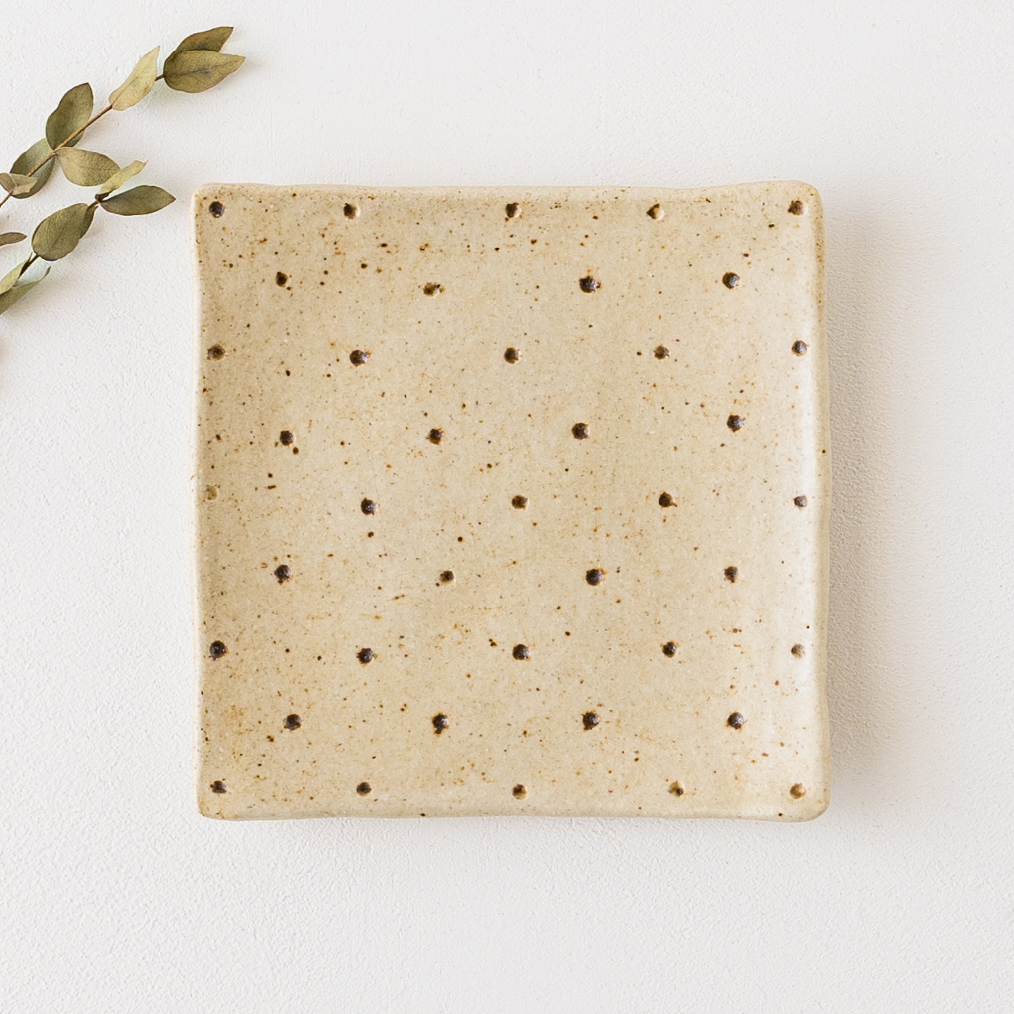 作家 金成潤子角皿 ドット｜和食器通販 四季折折 – 四季折折