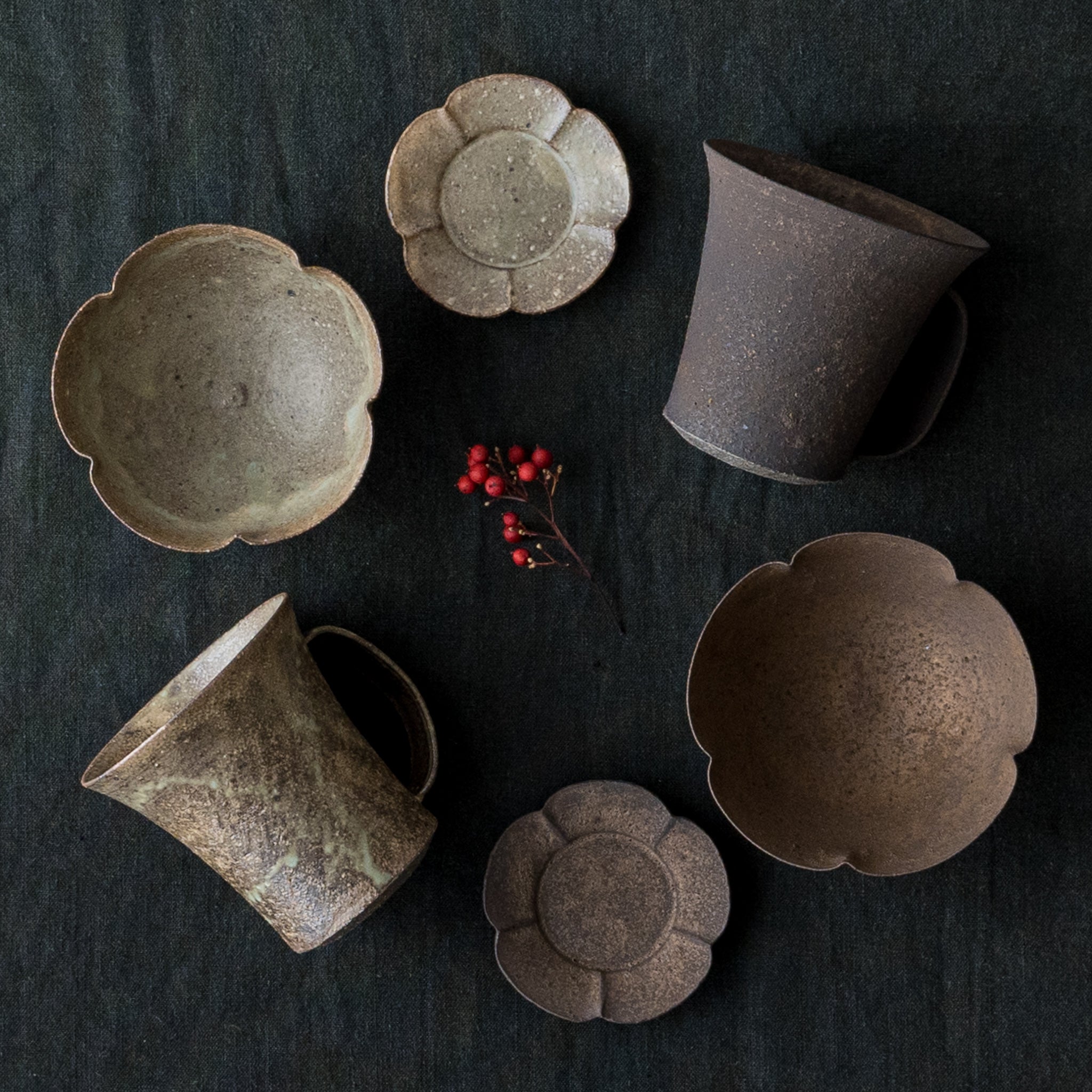 作家 冨部咲喜子 鉄釉 梅型豆皿｜作家もののうつわ通販 四季折折