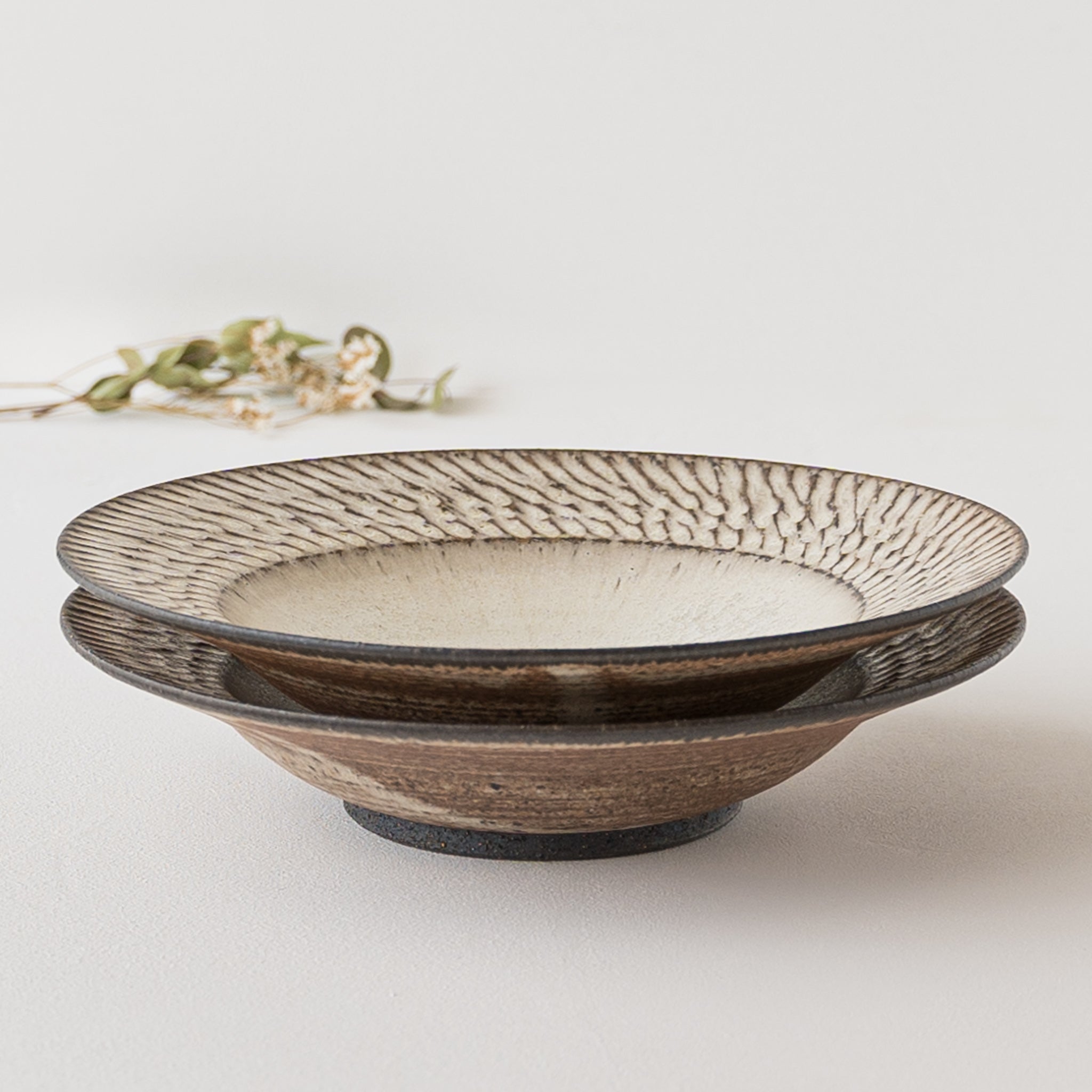 作家 山本雅則 しのぎ リム皿 8寸 白｜和食器通販 四季折折 – 四季折折