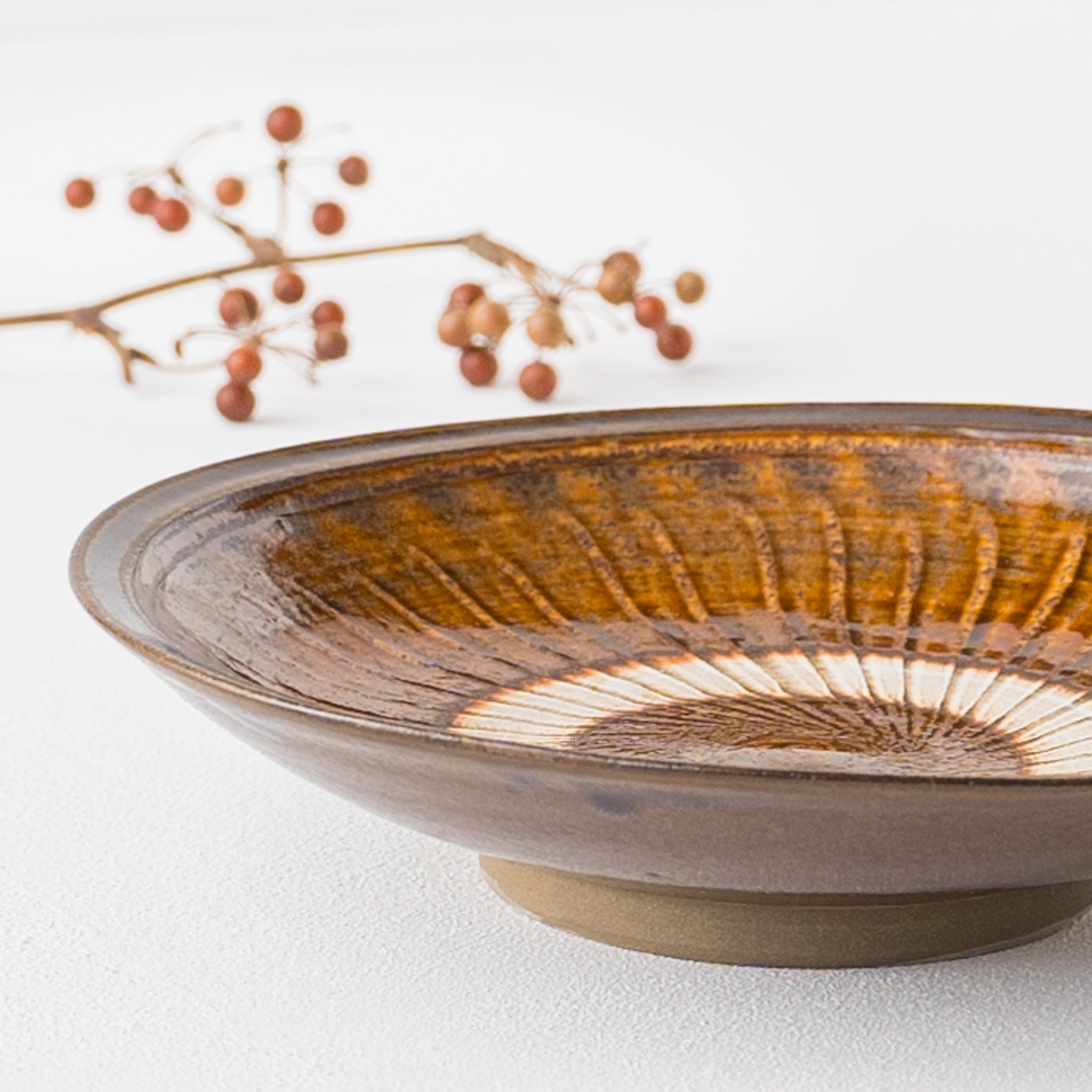 小鹿田焼 坂本庸一窯 7寸皿 刷毛目 飴色｜和食器通販 四季折折 – 四季