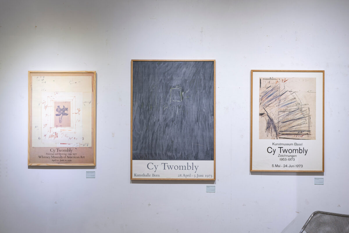 サイ・トゥオンブリーなど現代美術の巨匠たちの儚い芸術、ポスターに