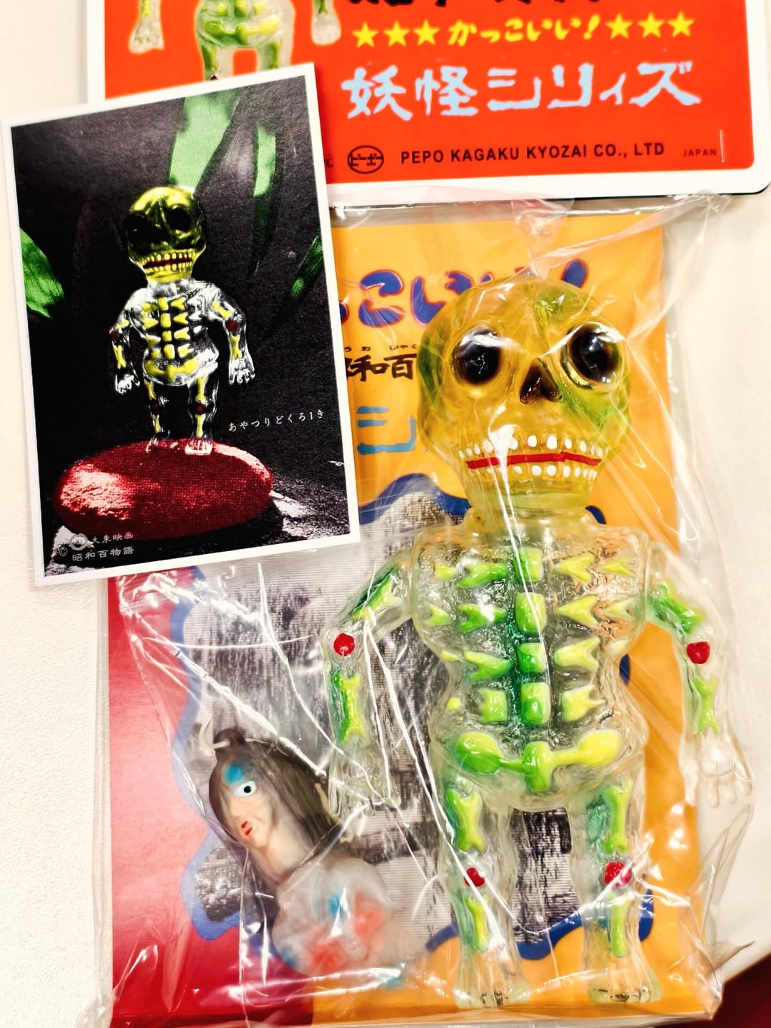 シカルナ・工房製「ウルトラマン」「ウルトラセブン」が墓場の画廊に