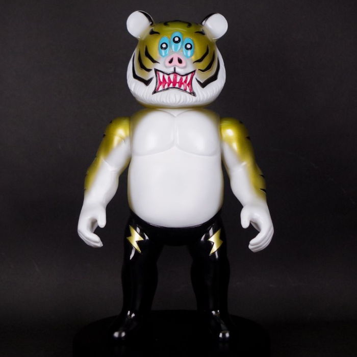 大人気メーカー・ART JUNKIEのごきげんキャラ「ブタイガー」が墓場の