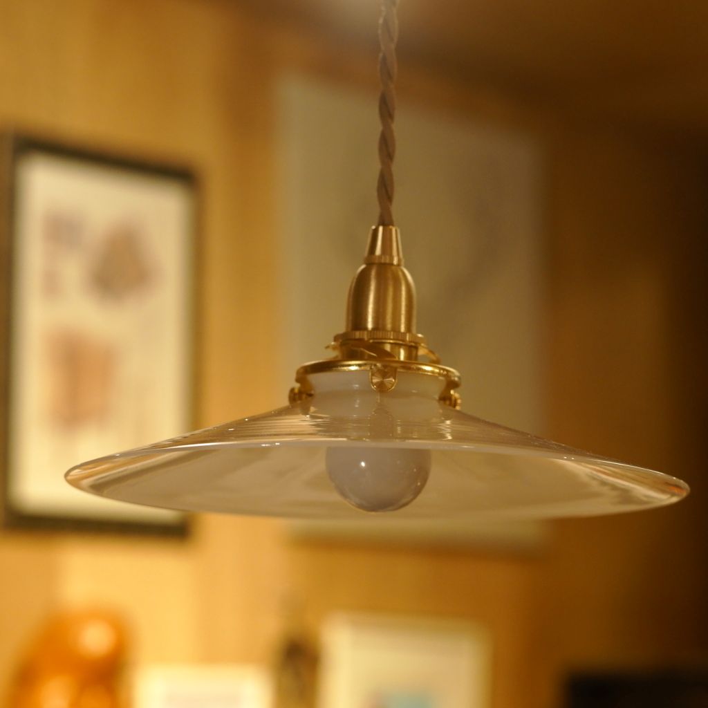 ミルクガラス｜ビンテージ・シェード｜ペンダントライト – アップ