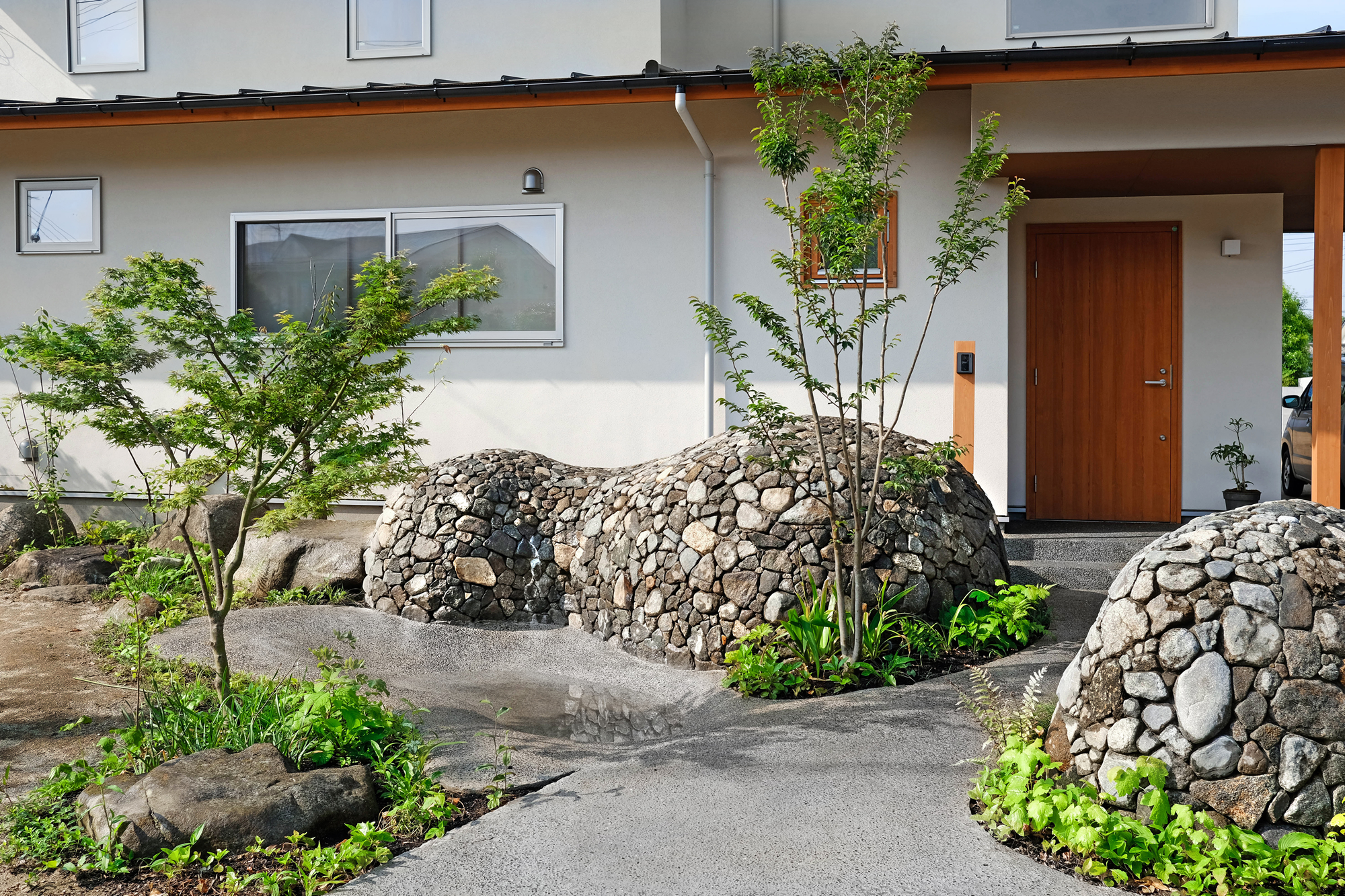 石積みのオブジェがある外構｜そらにわのギャラリー