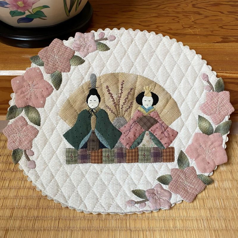 ひな人形と桃の花（おひな様のキルト） - STUDIO QUILT