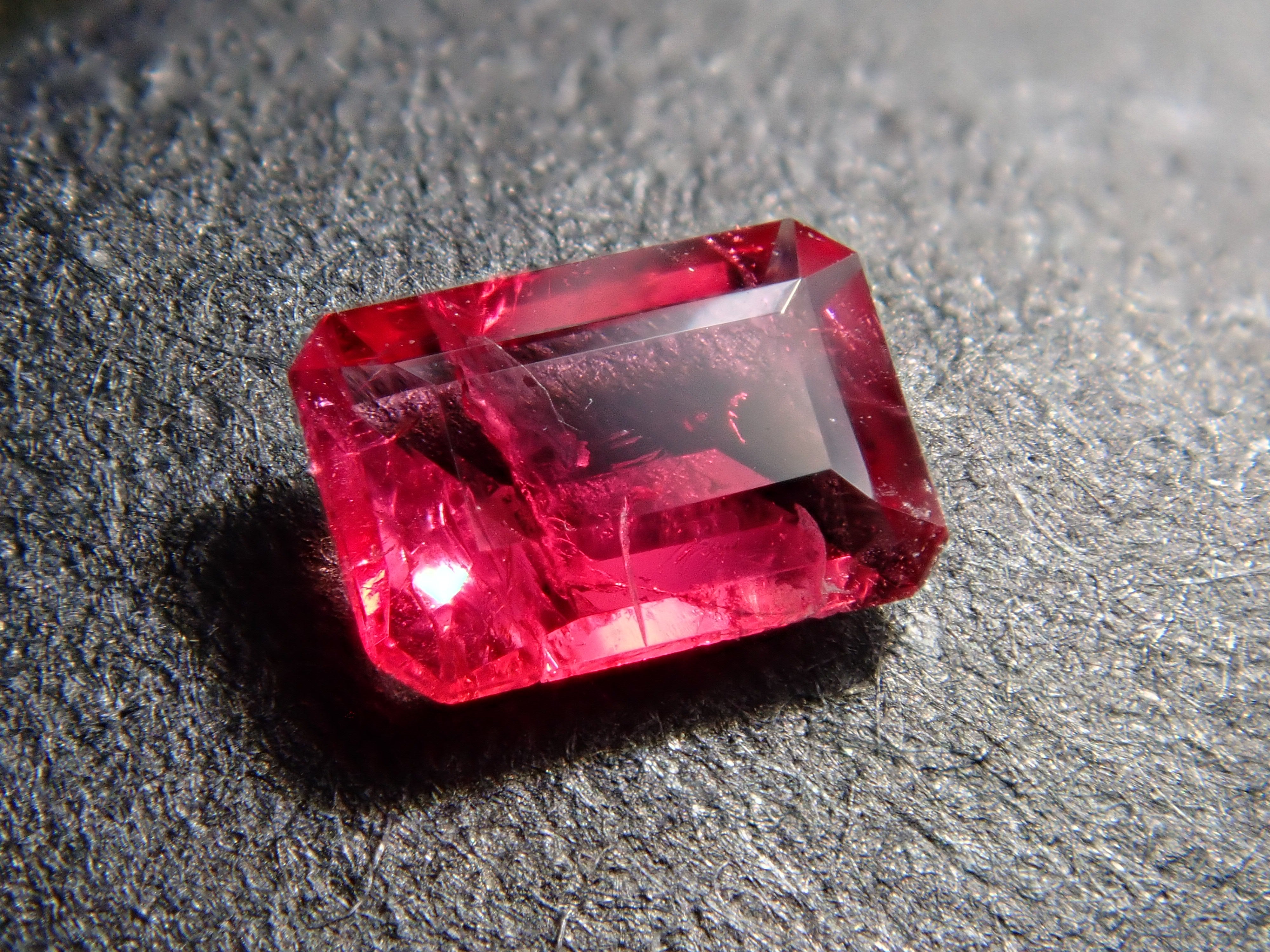 レッドベリル 0.092ctルース