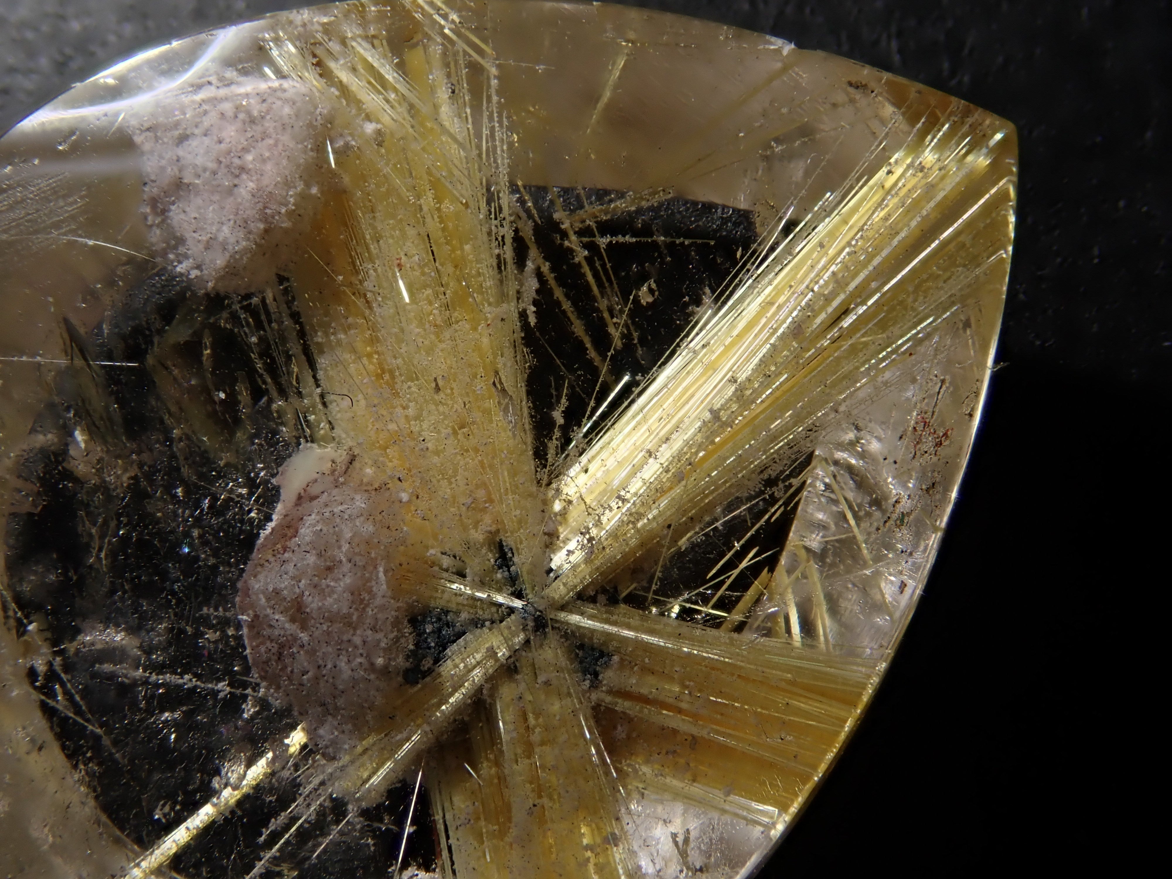 ルチルクォーツ（ルチルレイテッドクォーツ）9.721ctルース（太陽