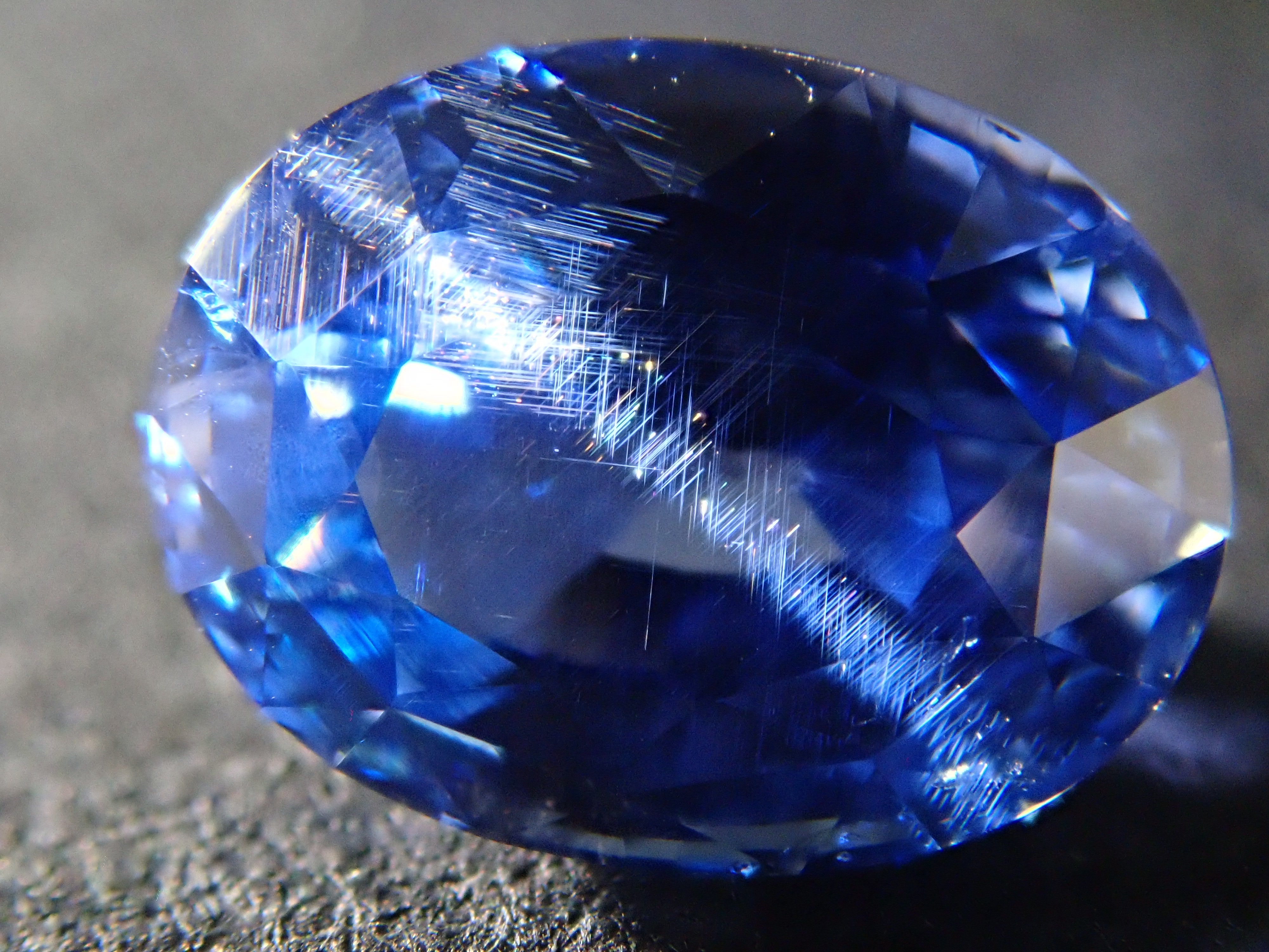 スリランカ産非加熱サファイア 1.550ctルース