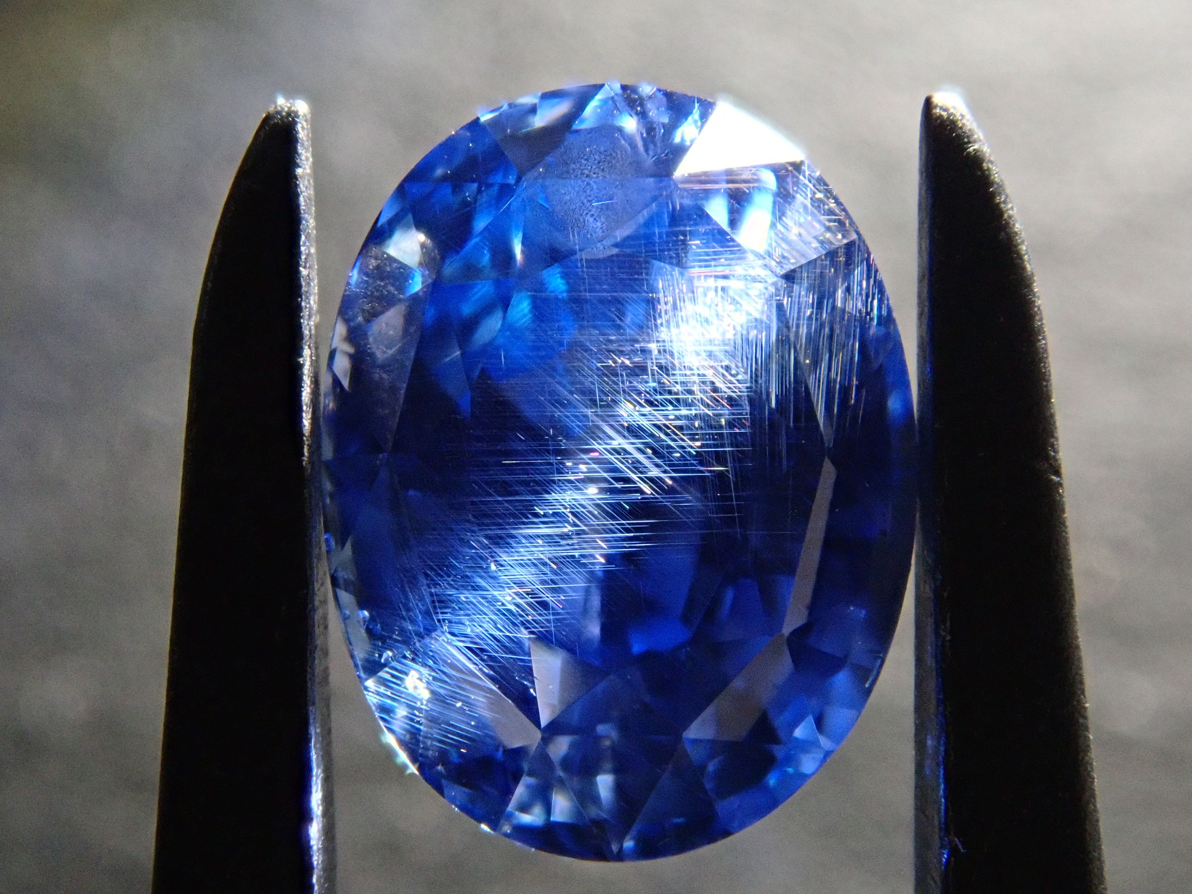 スリランカ産非加熱サファイア 1.550ctルース