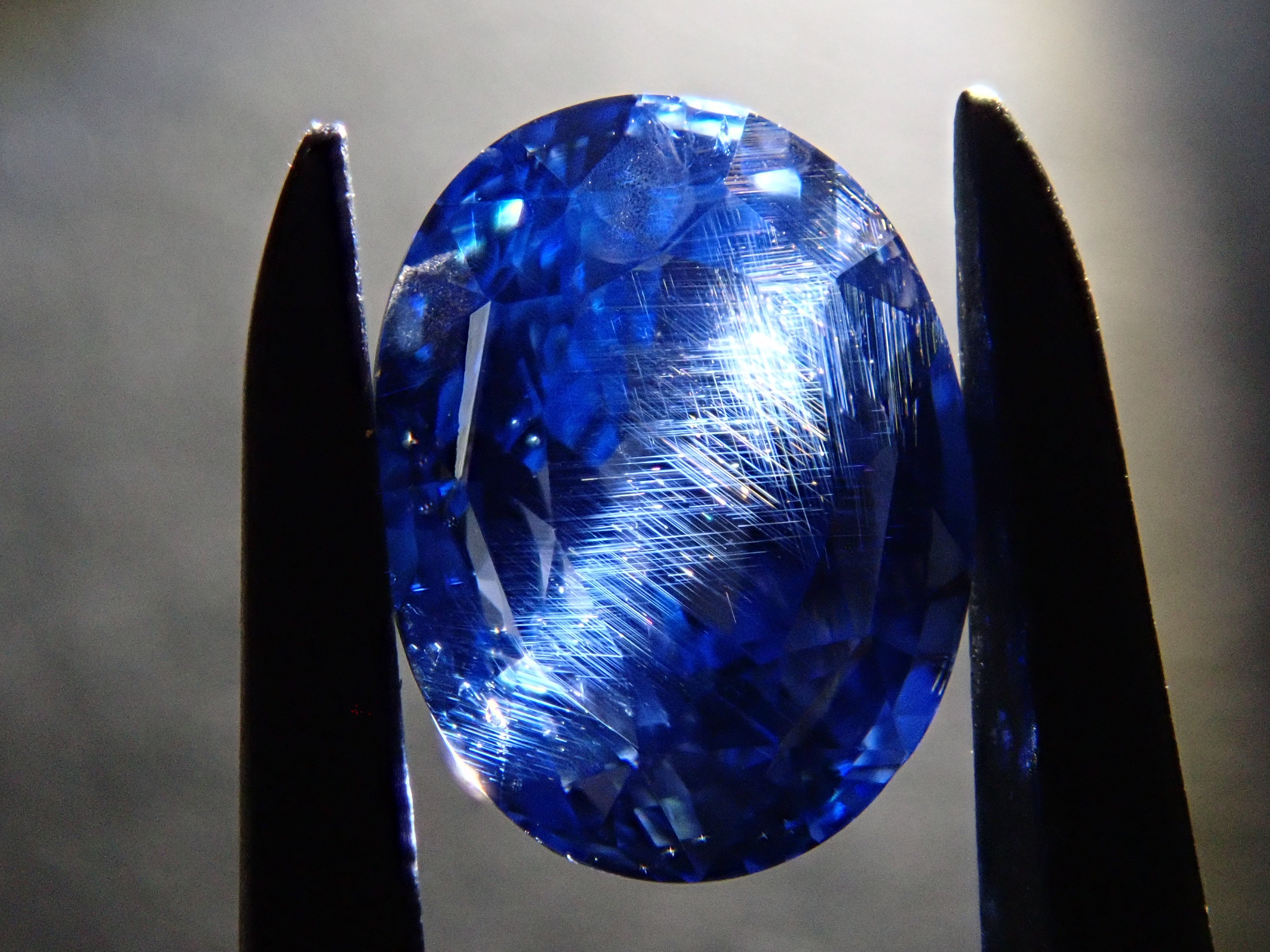 スリランカ産非加熱サファイア 1.550ctルース