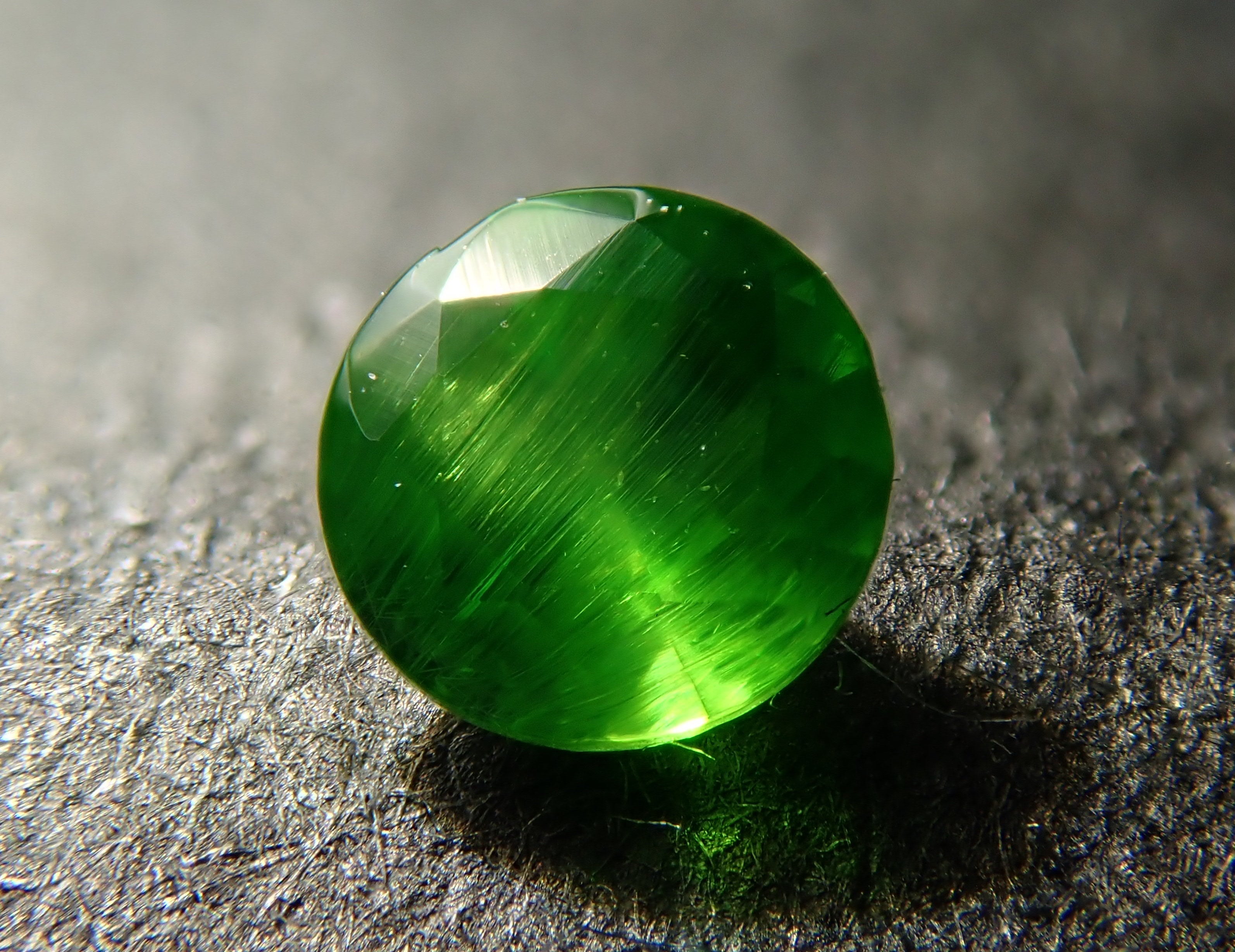 ロシア産デマントイドガーネット（ホーステール認む） 2.8mm/0.105ctルース