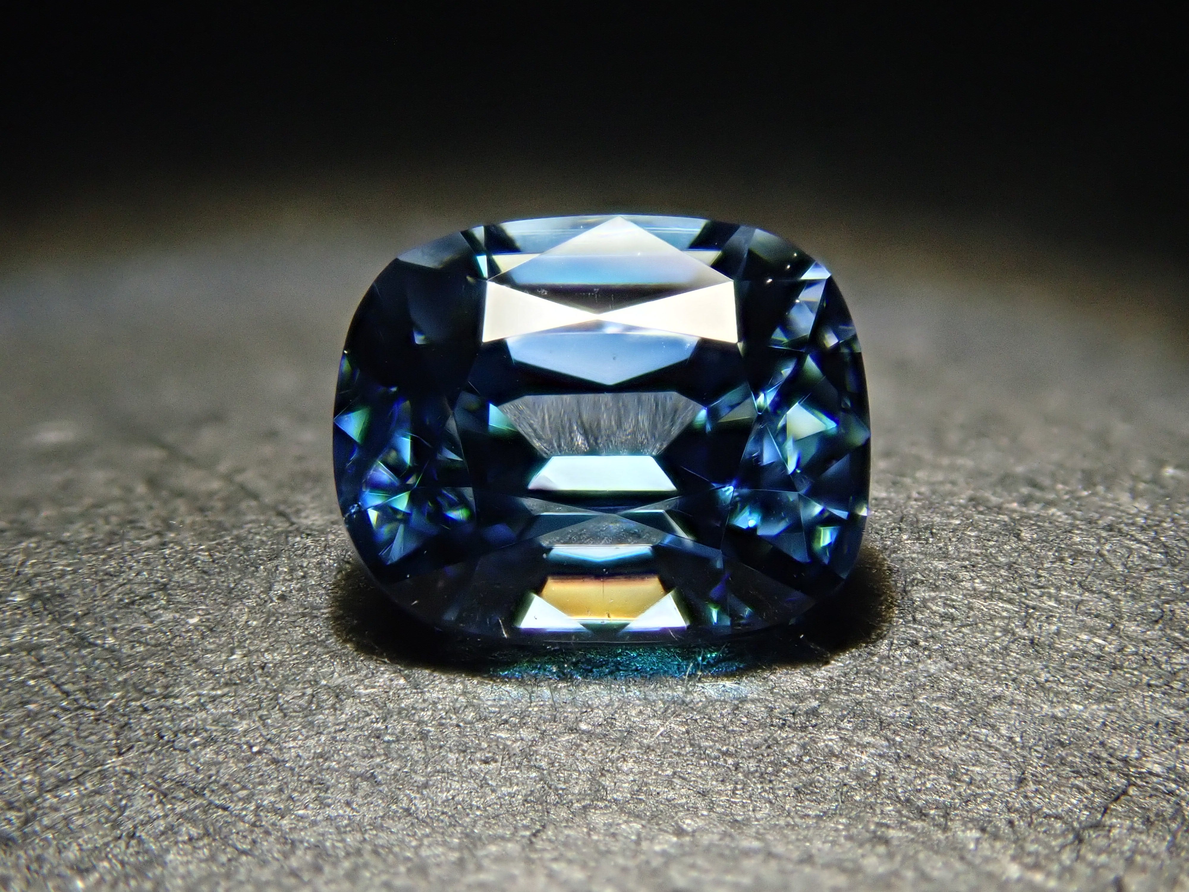 ミャンマー産カラーチェンジジルコン 0.720ctルース