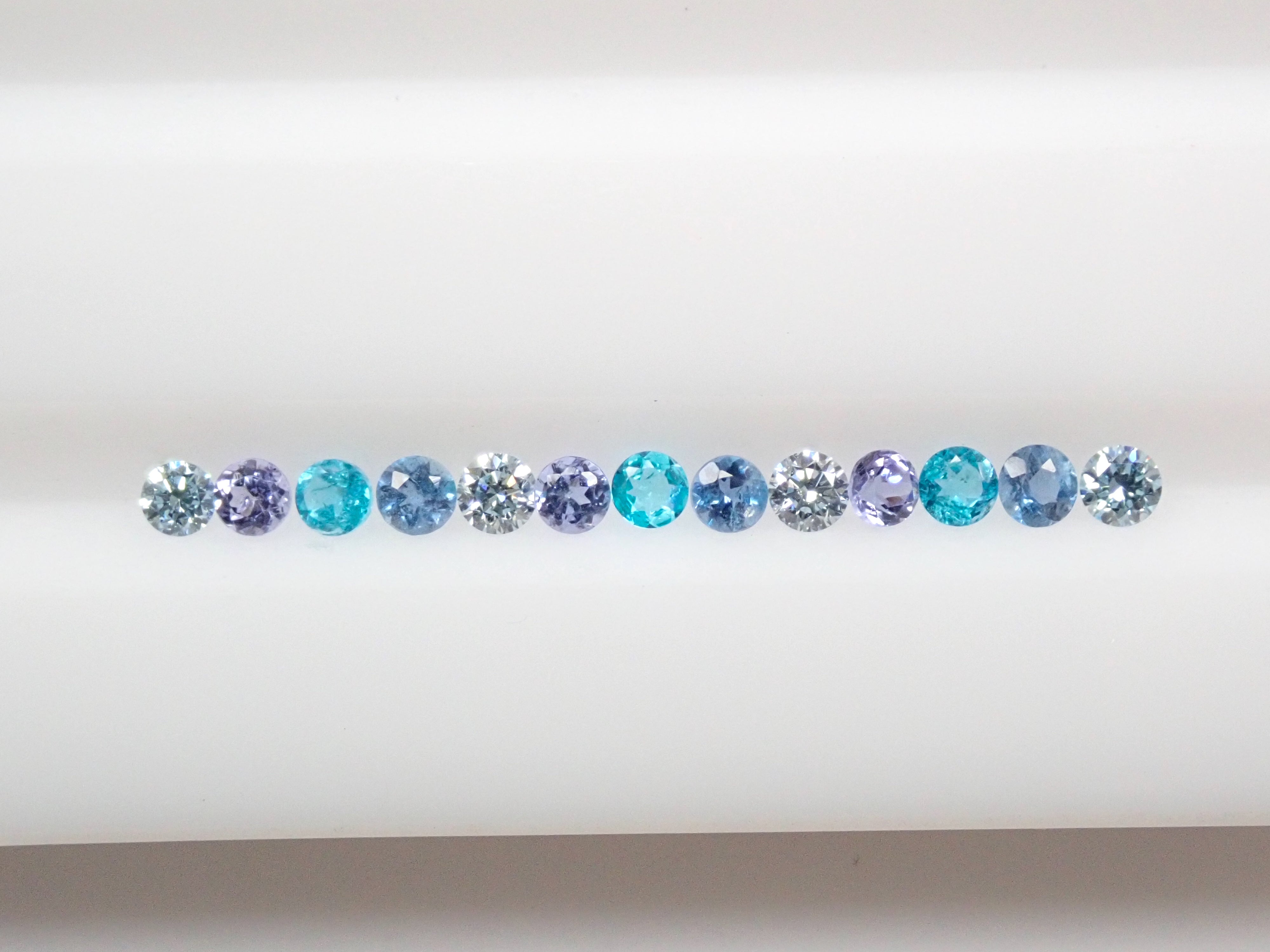 ハーフエタニティリングの宝石 - 通販｜宝石鑑定士が運営【カラッツSTORE】