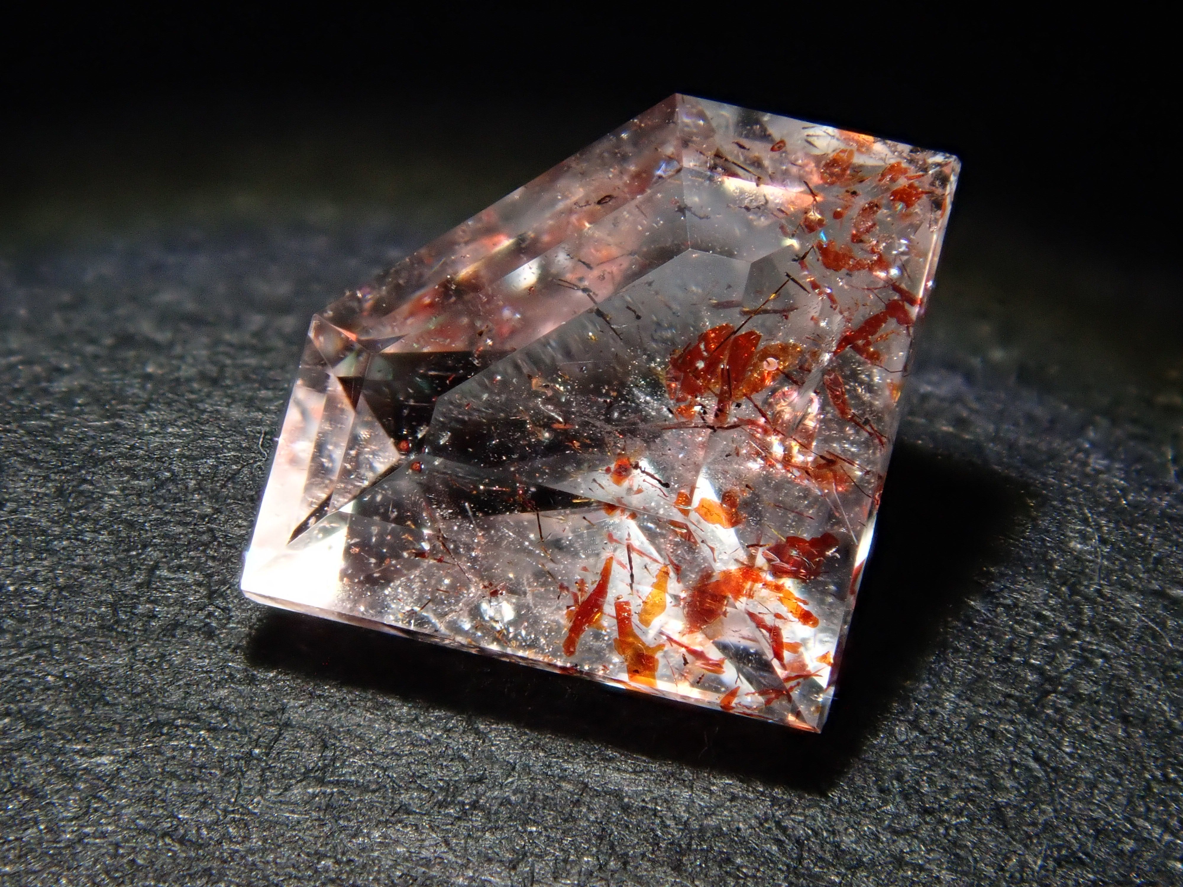 ブラジル産レピドクロサイトインクォーツ 0.692ctルース