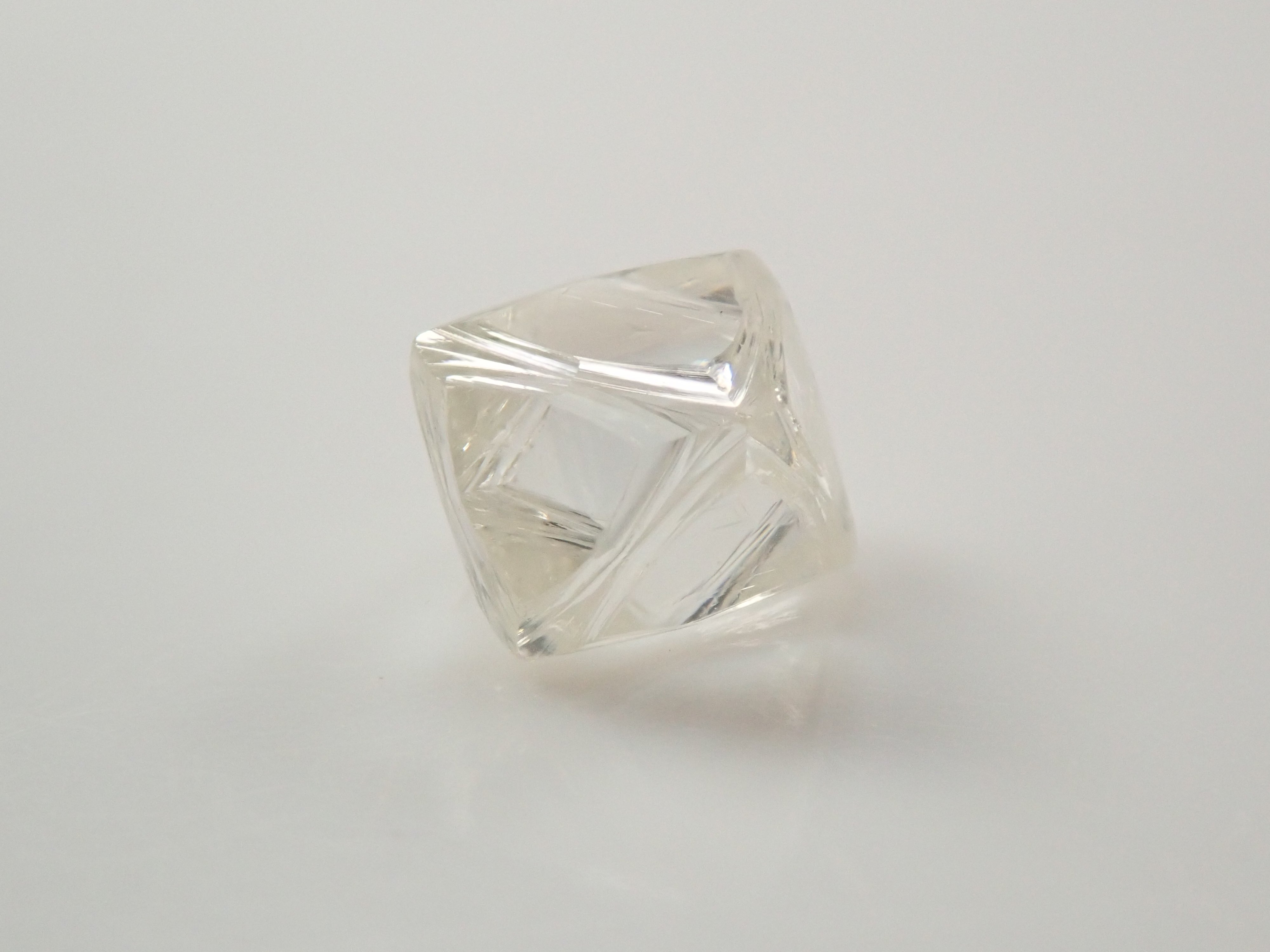 ロシア産ダイヤモンド原石（ソーヤブル） 0.618ct原石