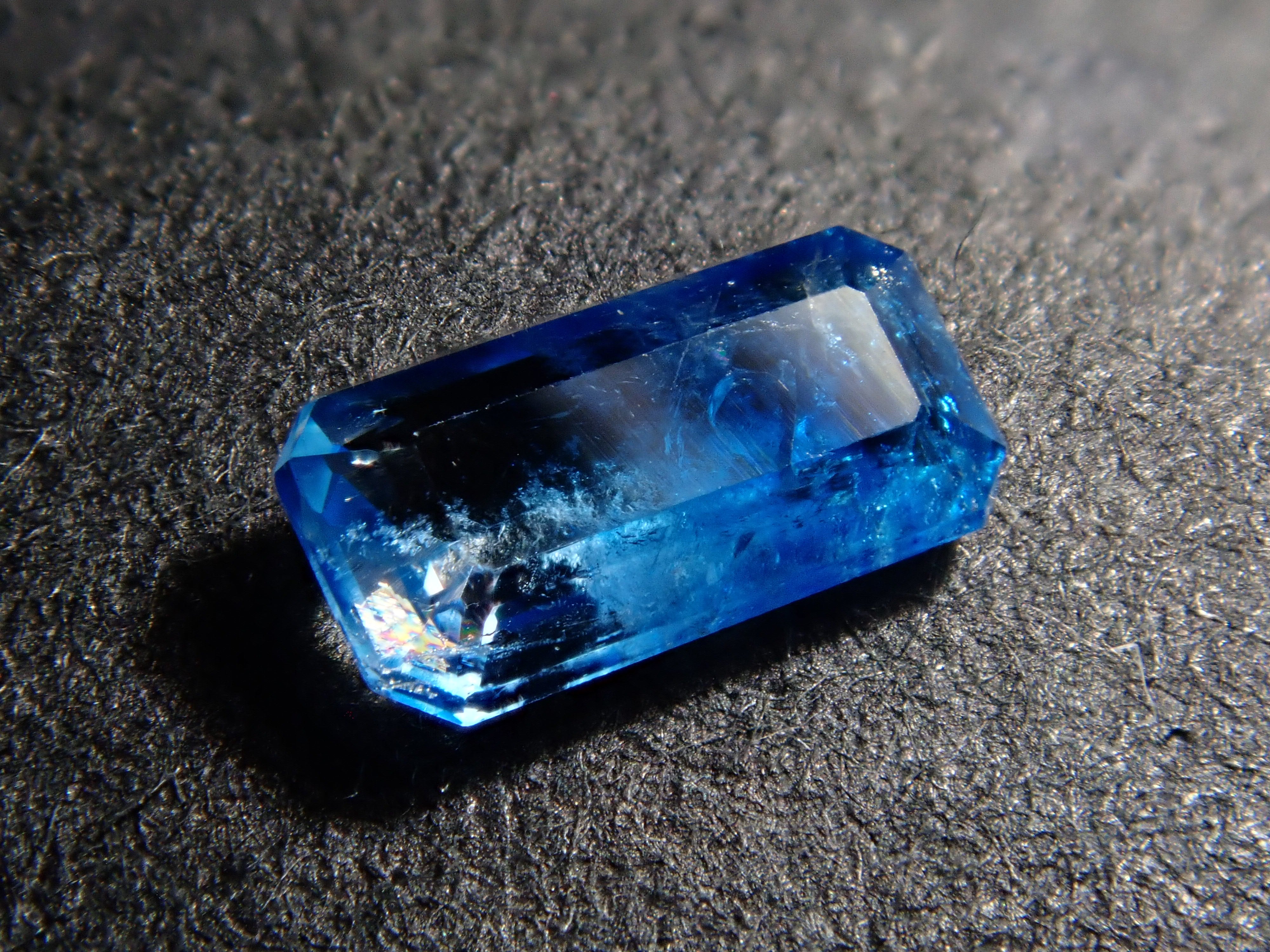 ジンバブエ産バイカラーユークレース 0.146ctルース