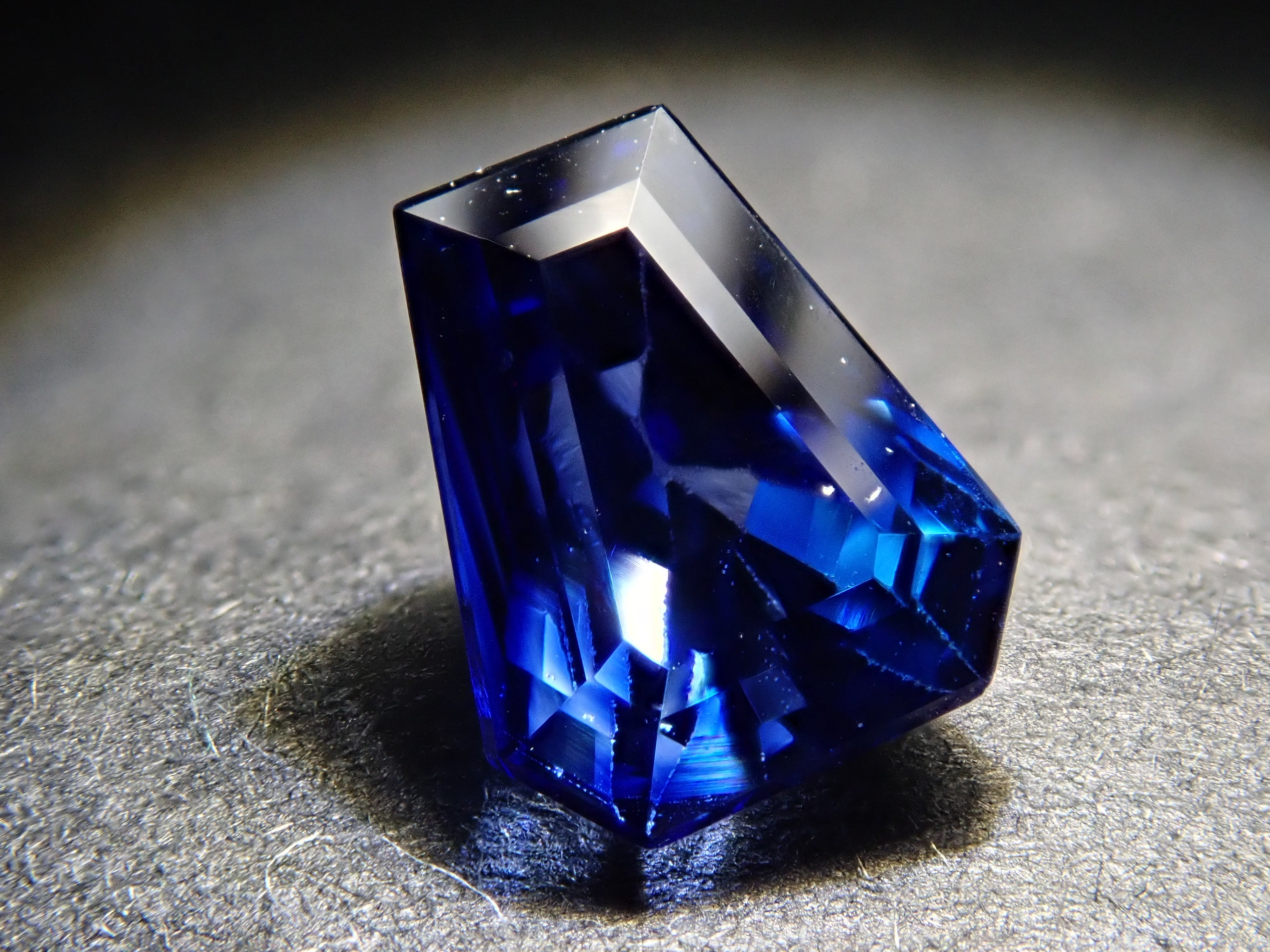 ロイヤルブルーサファイア 1.182ctルース（カーフスヘッド）AIGS