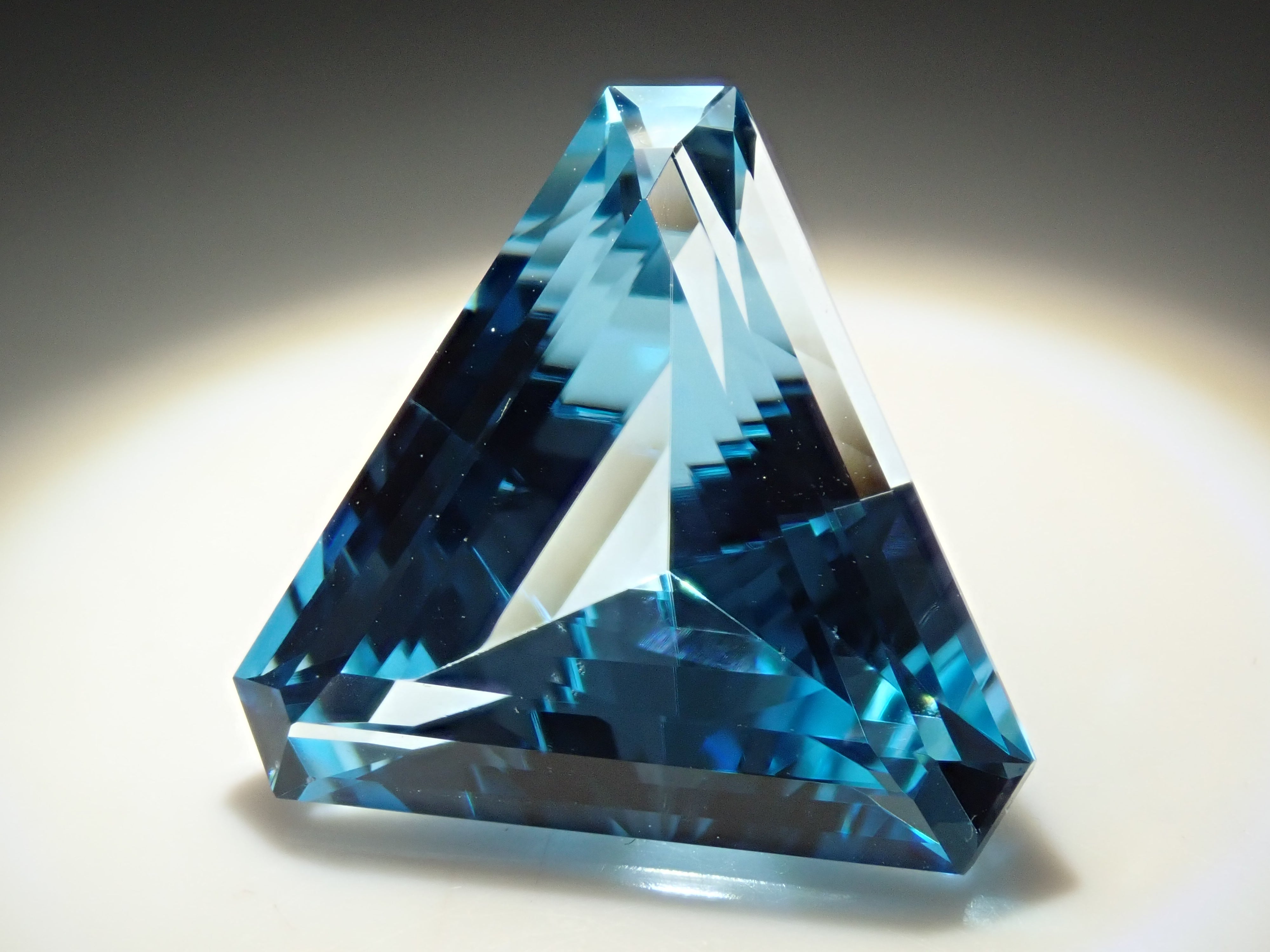 ブラジル産スイスブルートパーズ 13.287ctルース