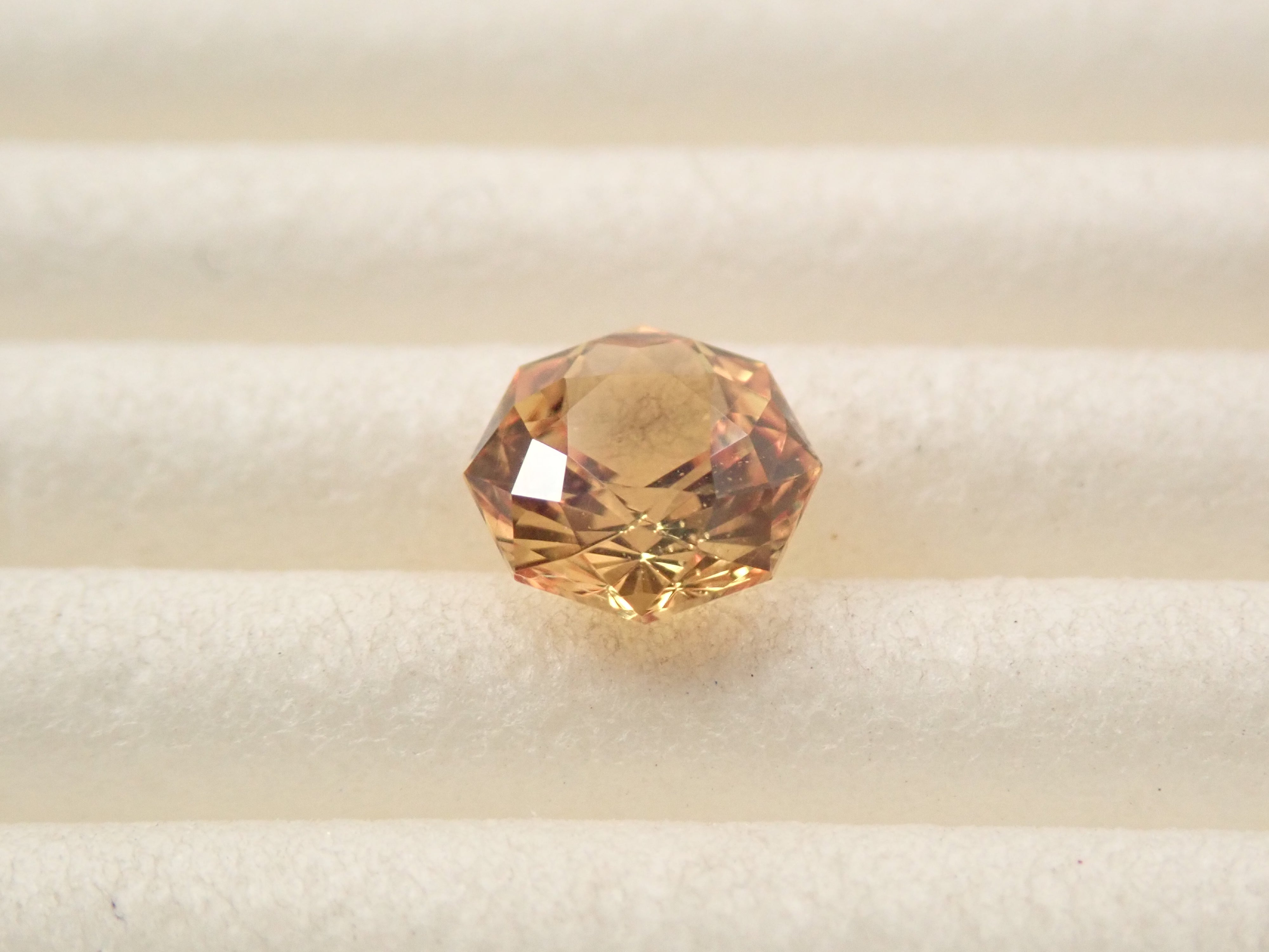 スリランカ産ゴールデンサファイア 0.649ctルース