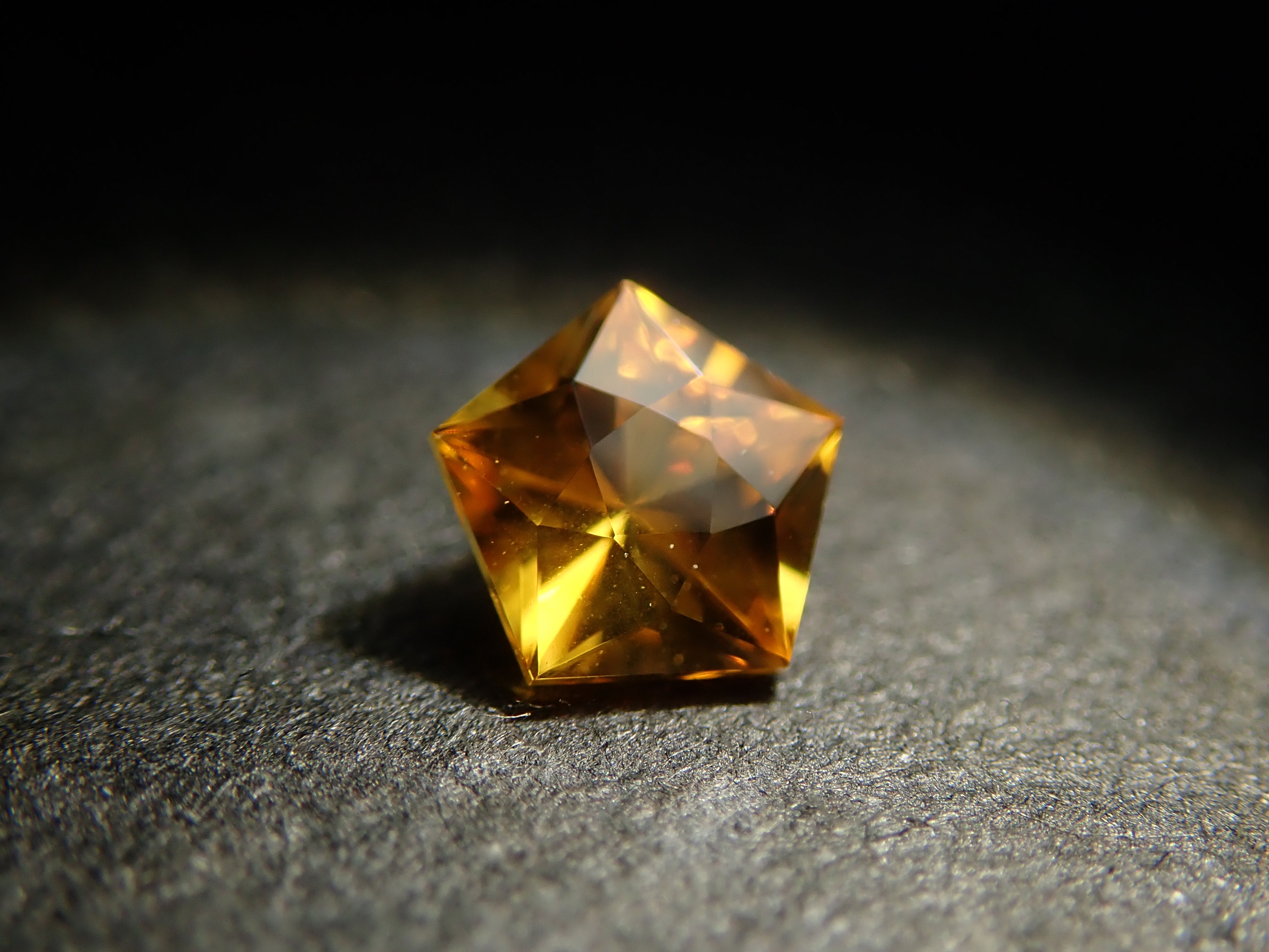 12561458掲載】イエローサファイア 0.170ctルース