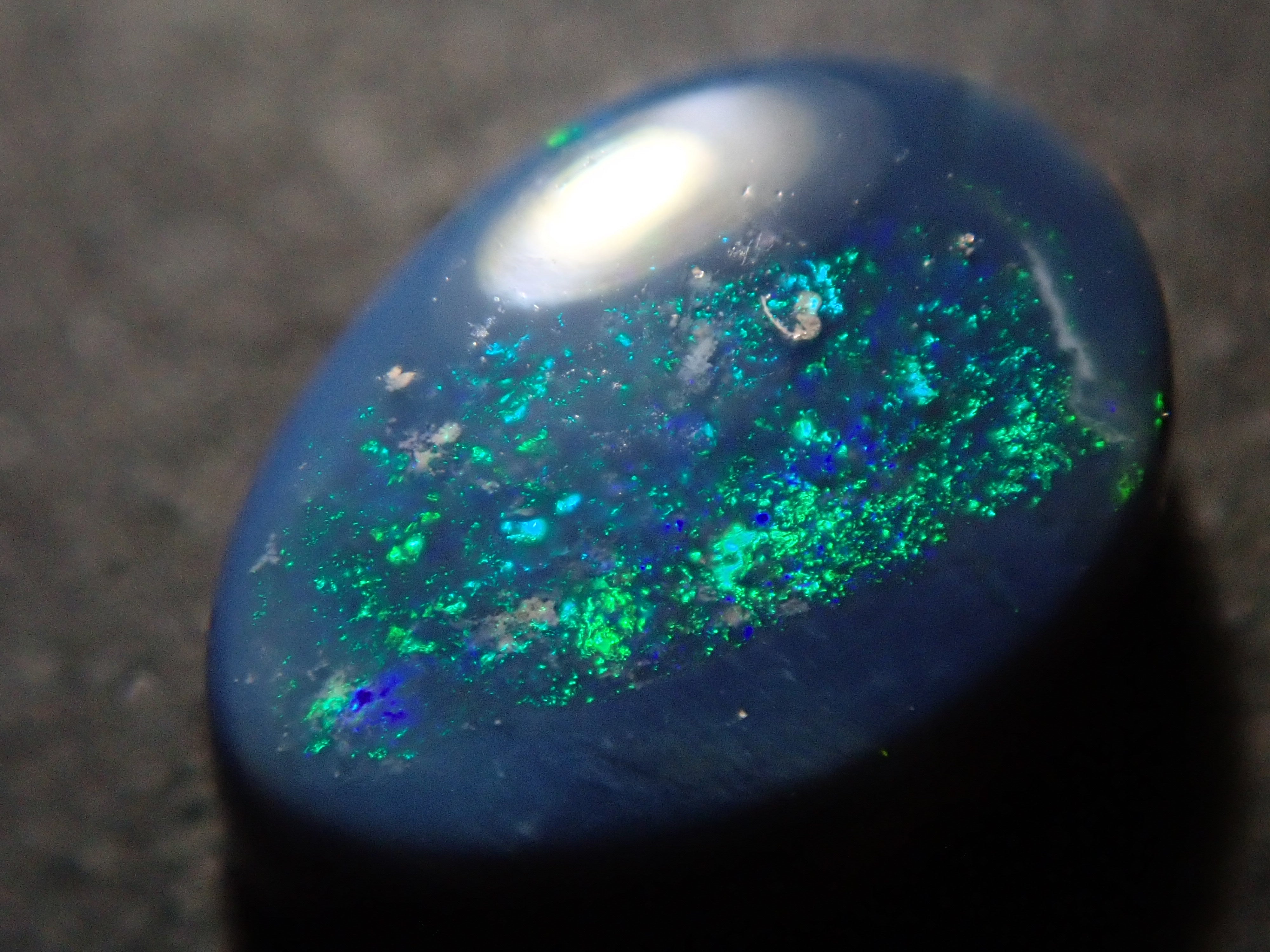 オーストラリア産ブラックオパール 0.660ctルース