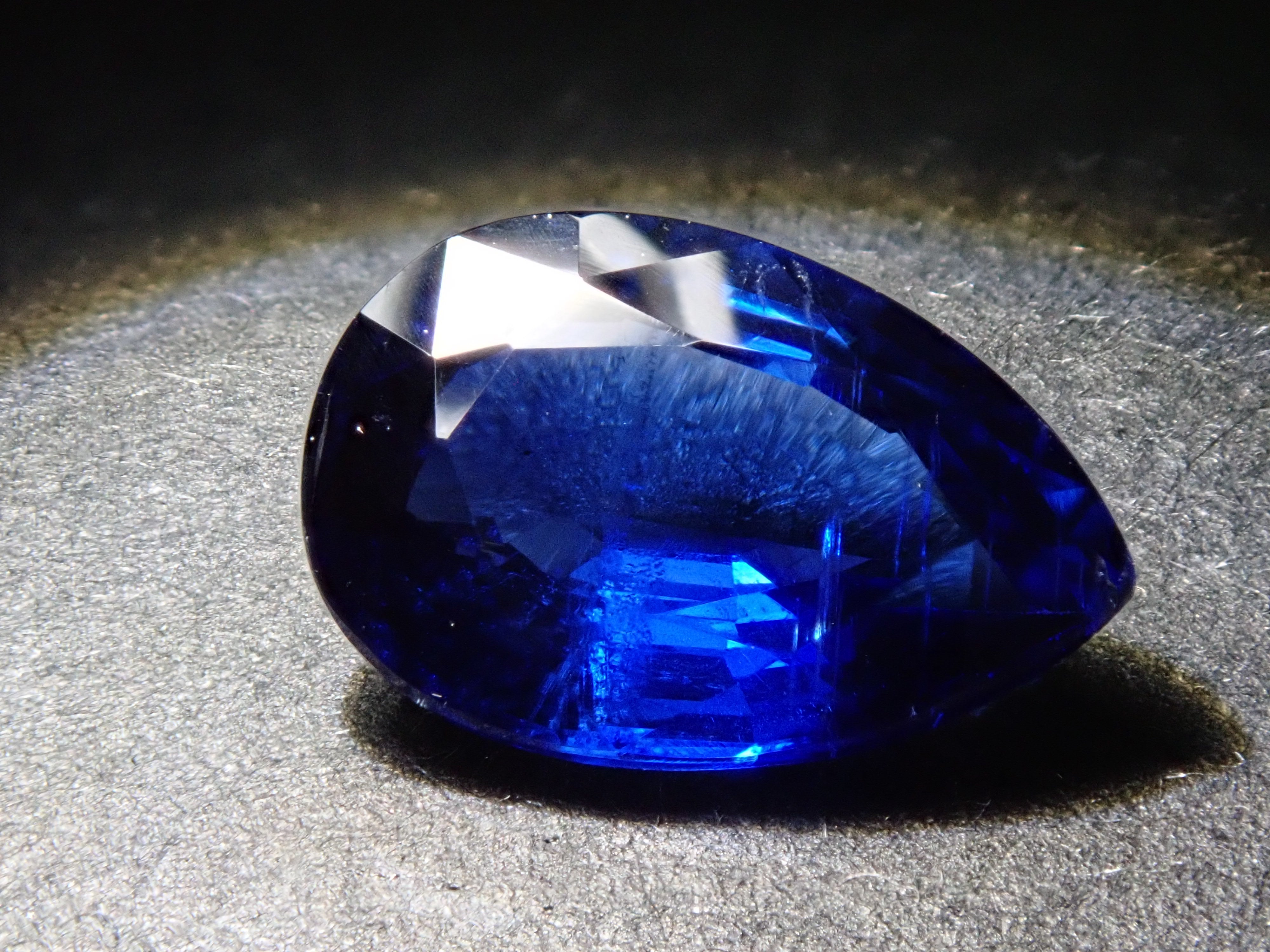 カイヤナイト 1.610ctルース（ロイヤルブルーカラー）