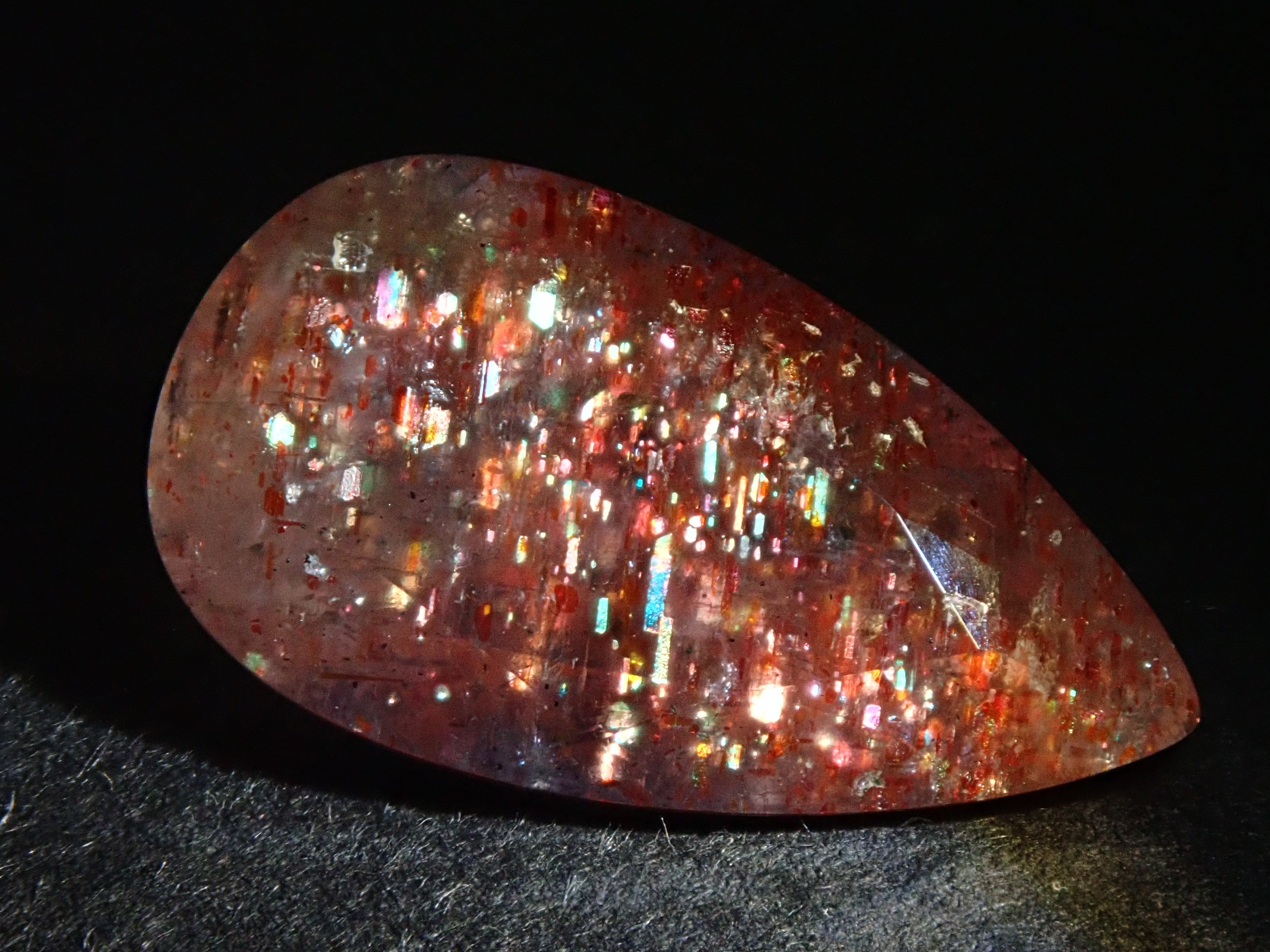 インド産ブラッドショットアイオライトサンストーン 3.740ctルース