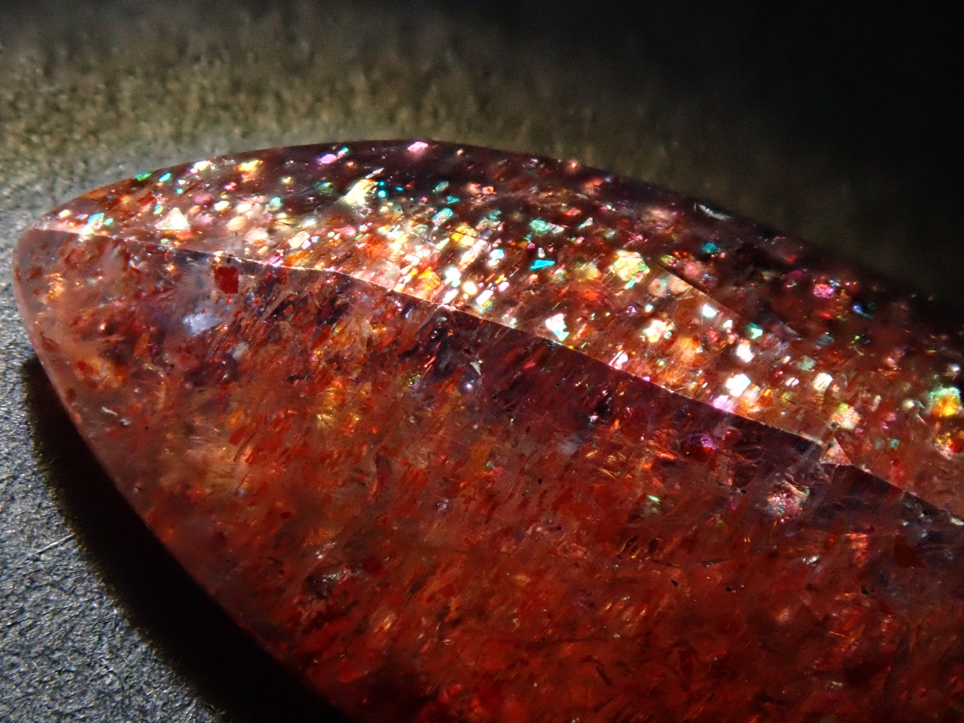 インド産ブラッドショットアイオライトサンストーン 7.630ctルース