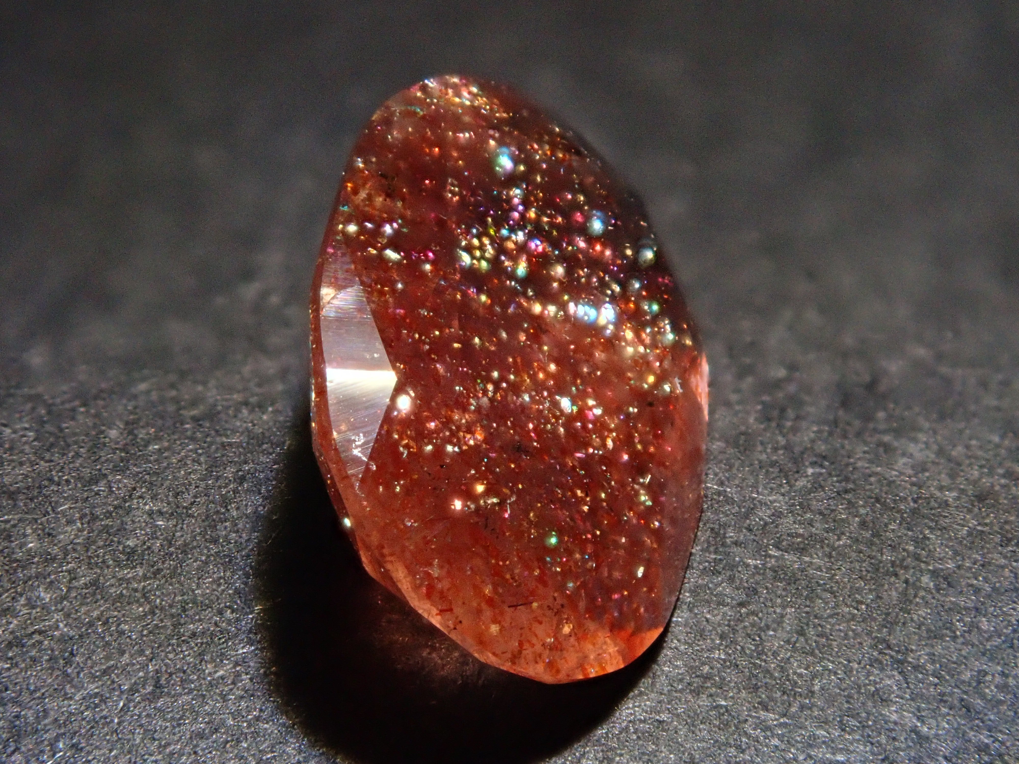 インド産ブラッドショットアイオライトサンストーン 1.090ctルース
