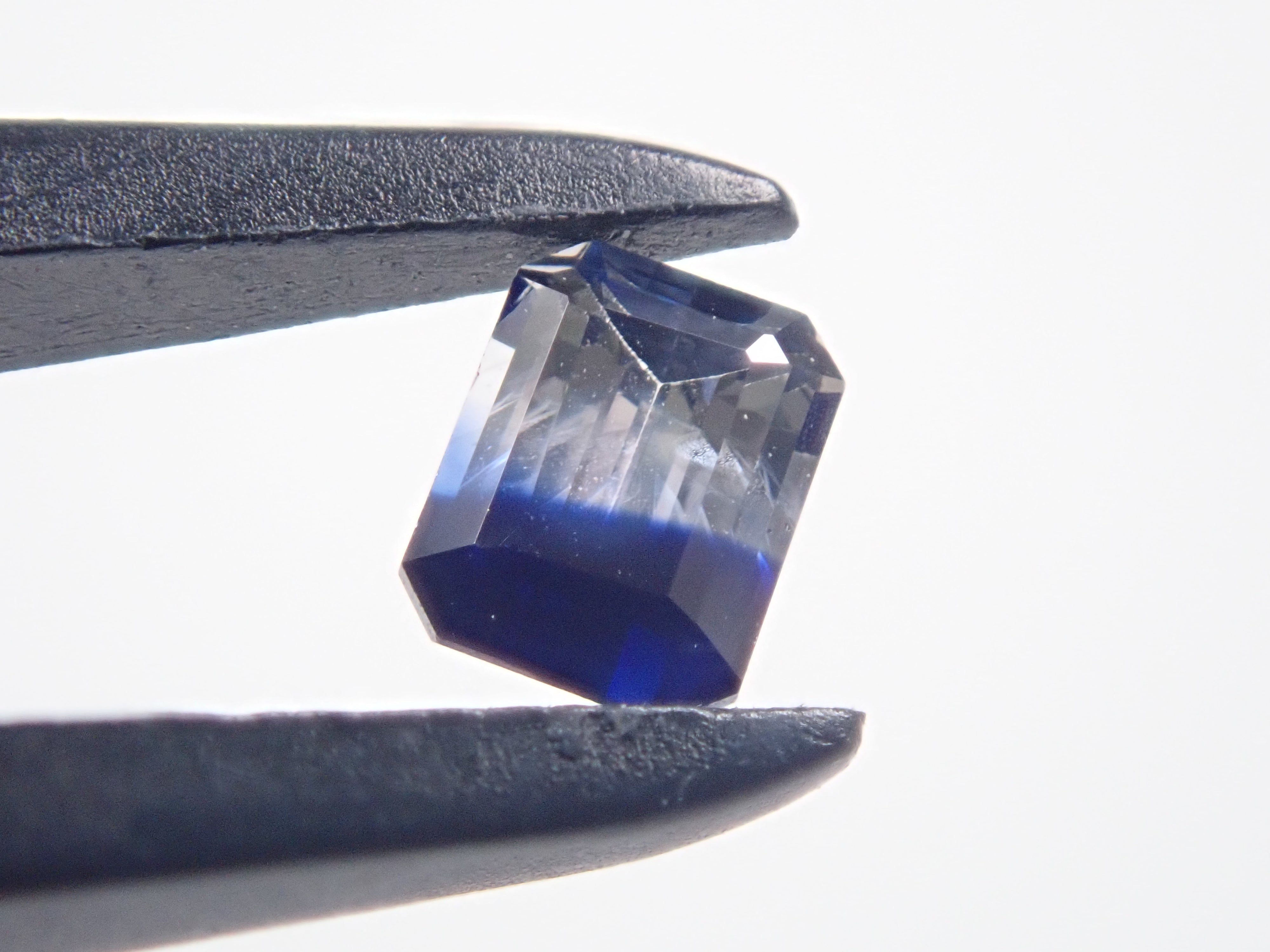 スリランカ産バイカラーサファイア 0.304ctルース