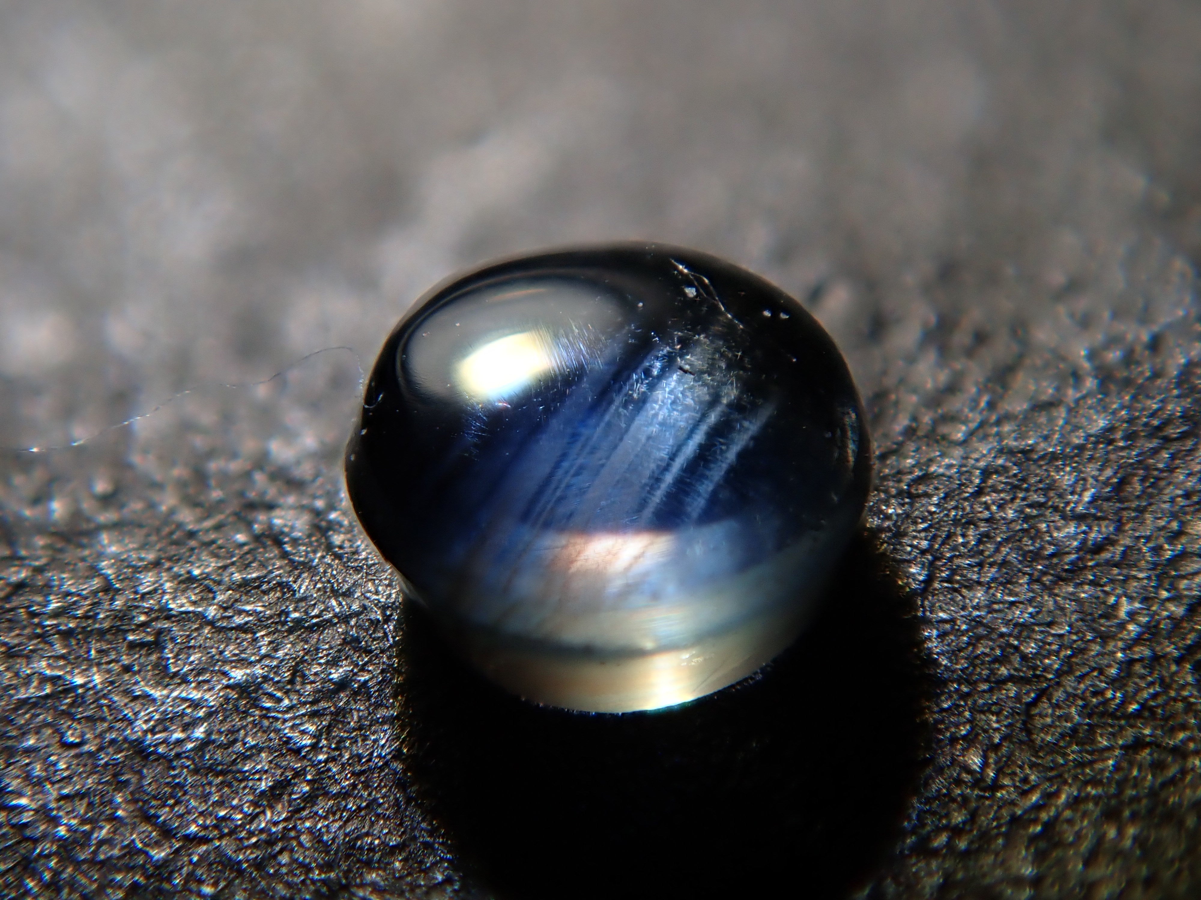 ケニア産ゴールドシーンサファイア 2.2mm/0.068ctルース