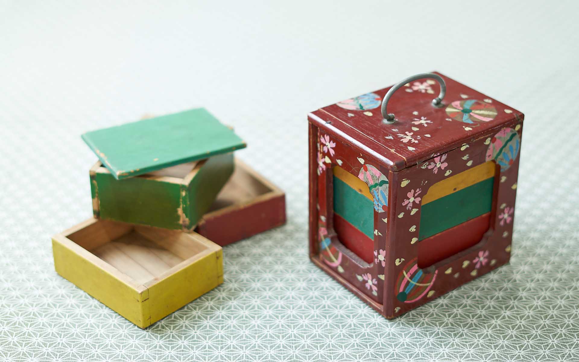 徳島に伝わる「遊山箱」。お重を抱えて子どもが走る、華やかな春の風景