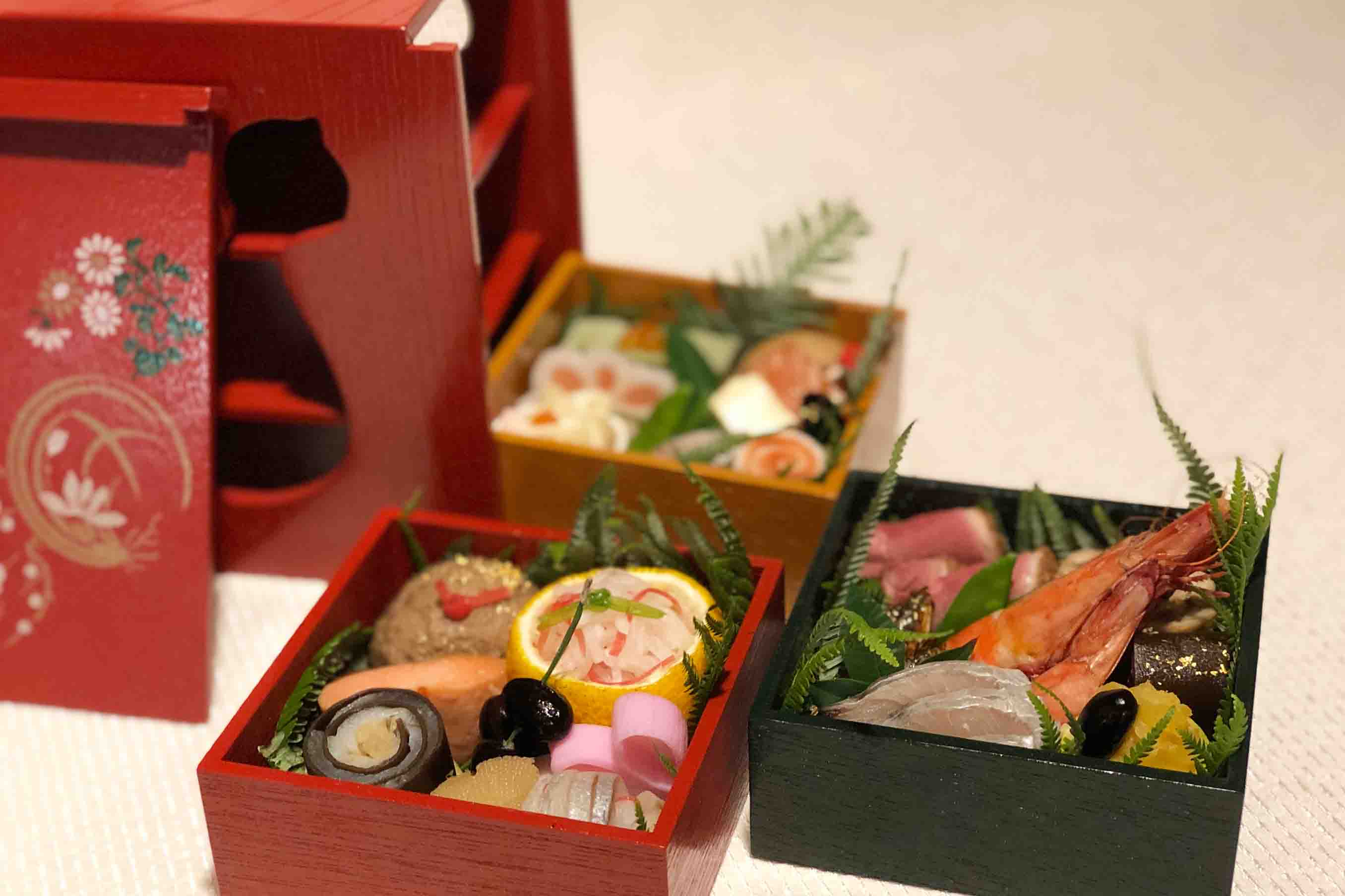 徳島に伝わる「遊山箱」。お重を抱えて子どもが走る、華やかな春の風景