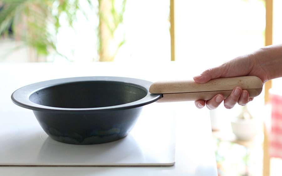 ハンバーグがとってもふわっとジューシーに焼ける、鉄のフライパン