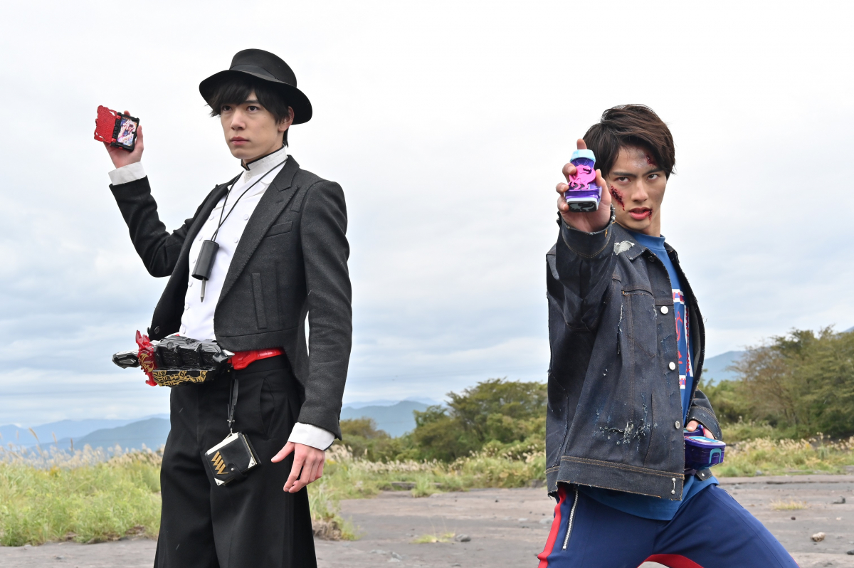 仮面ライダーリバイス」の前田拳太郎さんが、モードに変身