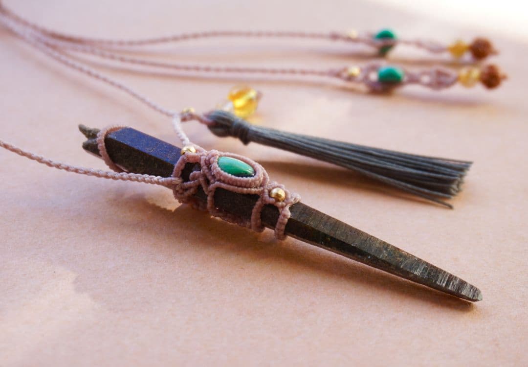 《まっすぐに》ヒマラヤ産クローライトクリスタル　ターコイズ　マクラメ　ネックレス