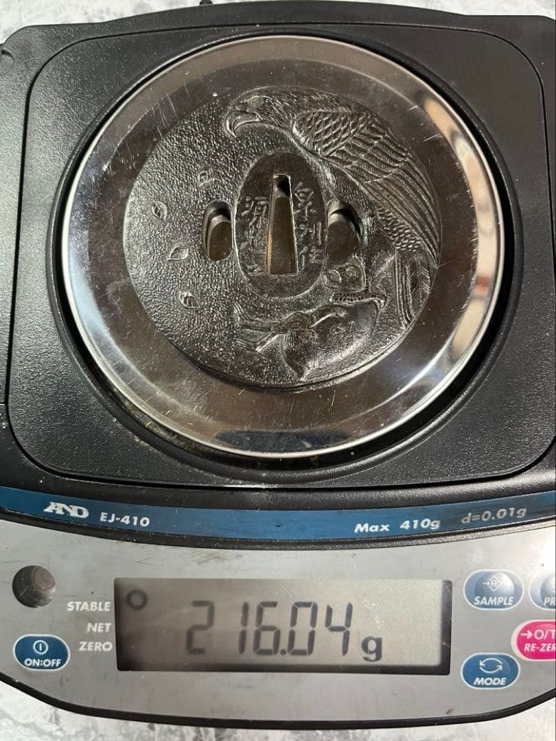 【鍔】鉄製 鷹と猿の彫刻 猛禽捕猿図鐔 刀 江戸時代 216.04g