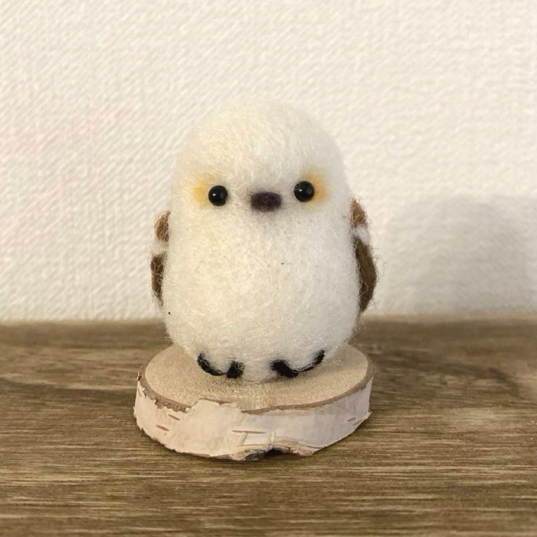 羊毛フェルト シマエナガ 木台付き - メルカリ