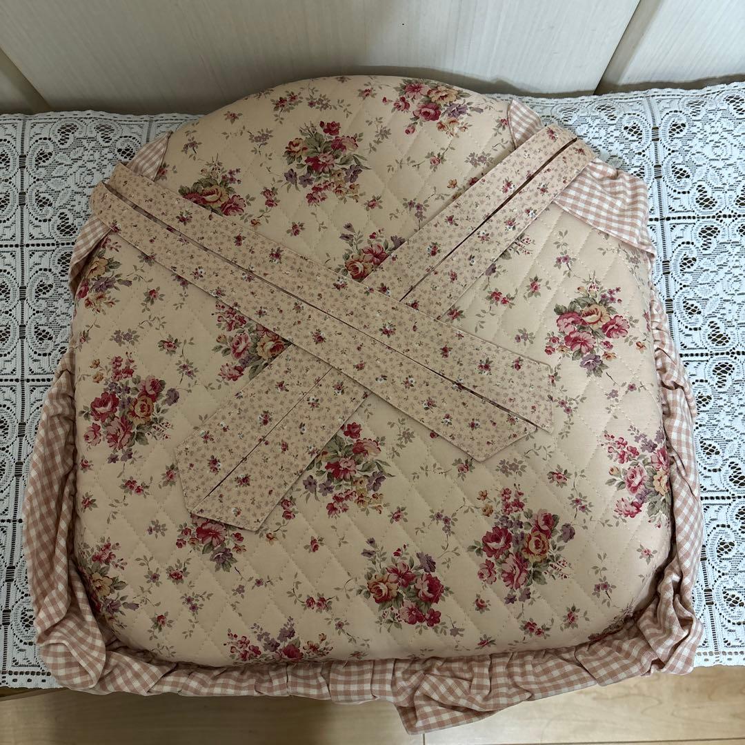 マニー　背当て付きコラージュシートクッション（ピンク） 背もたれシートクッション ひも付き いす用 背中までラクラク ピンク