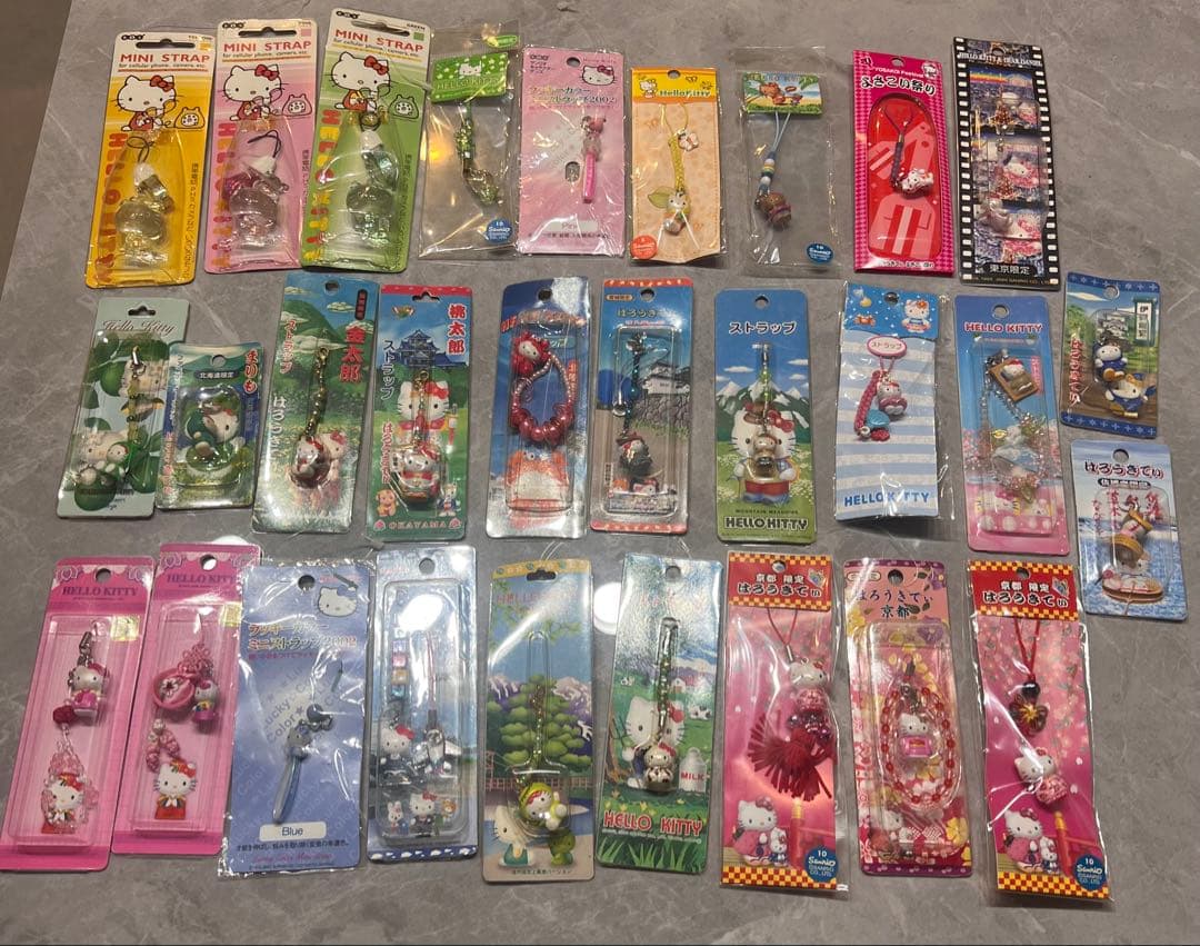 ご当地キティ ねつけストラップ 平成レトロ 日焼けキティ ハローキティのストラップチャームは着けているだけで存在感大