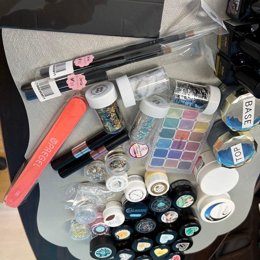 クリアジェルからアートまでできるネイル商品